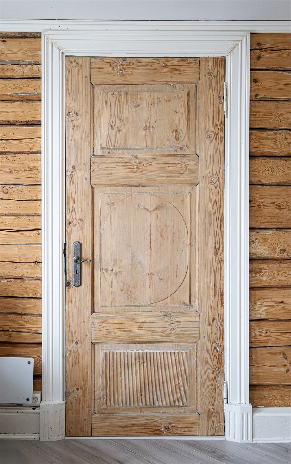 Eldre speildør i trekonstruksjon gir rommet et autentisk uttrykk Galleribilde