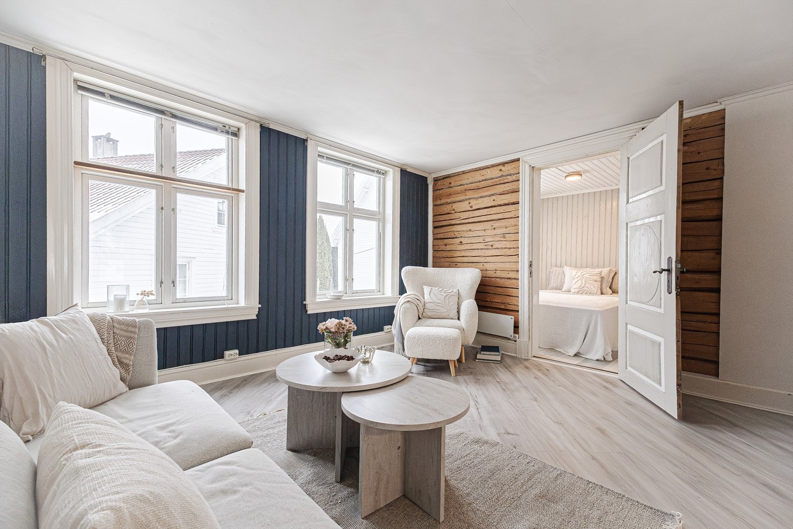 Store vindusflater gir godt med naturlig lys til stuen Galleribilde