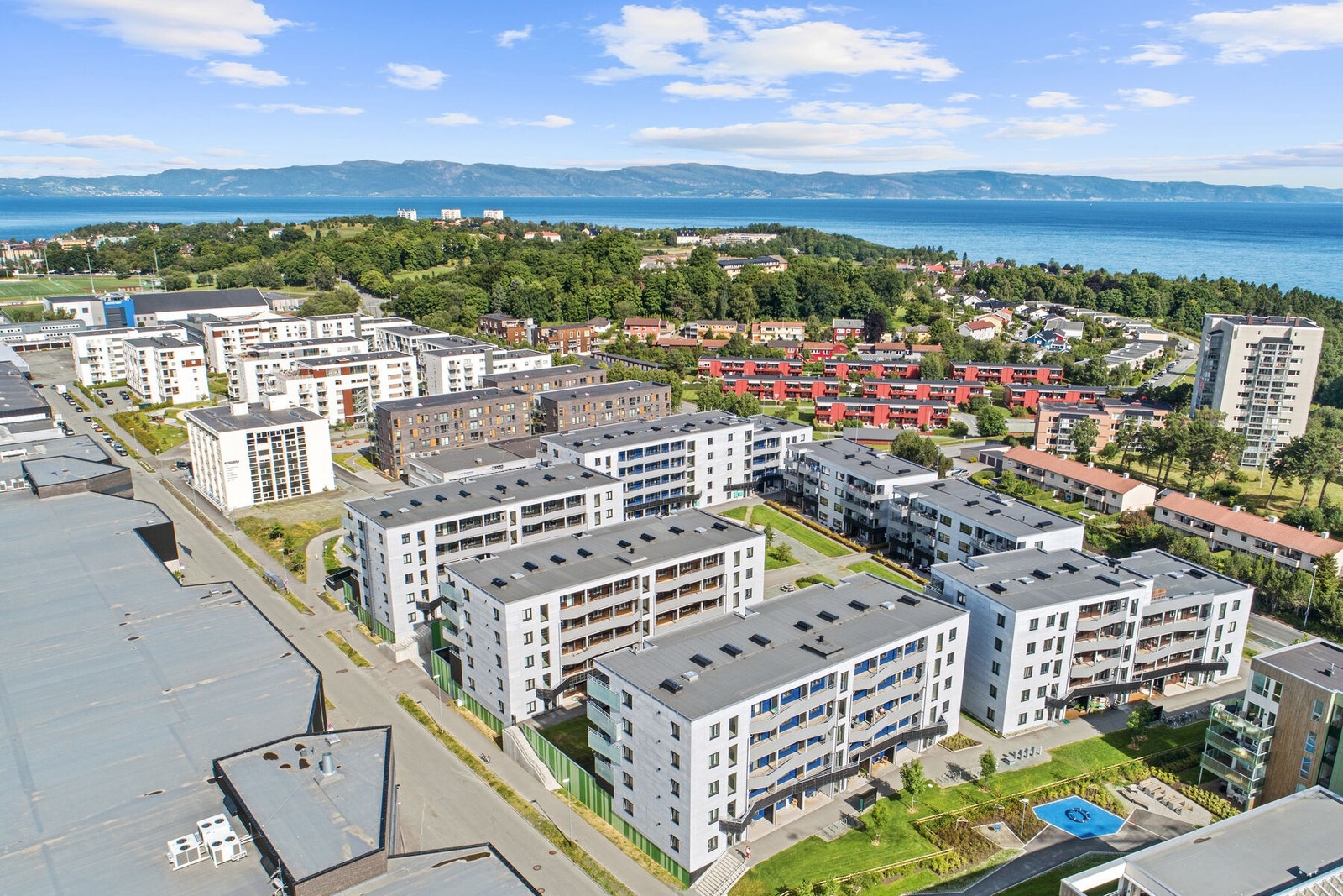 Oversiktsbilde over Julianus Holms veg, her bor du tett på Trondheimsfjorden i et hyggelig nabolag. Galleribilde