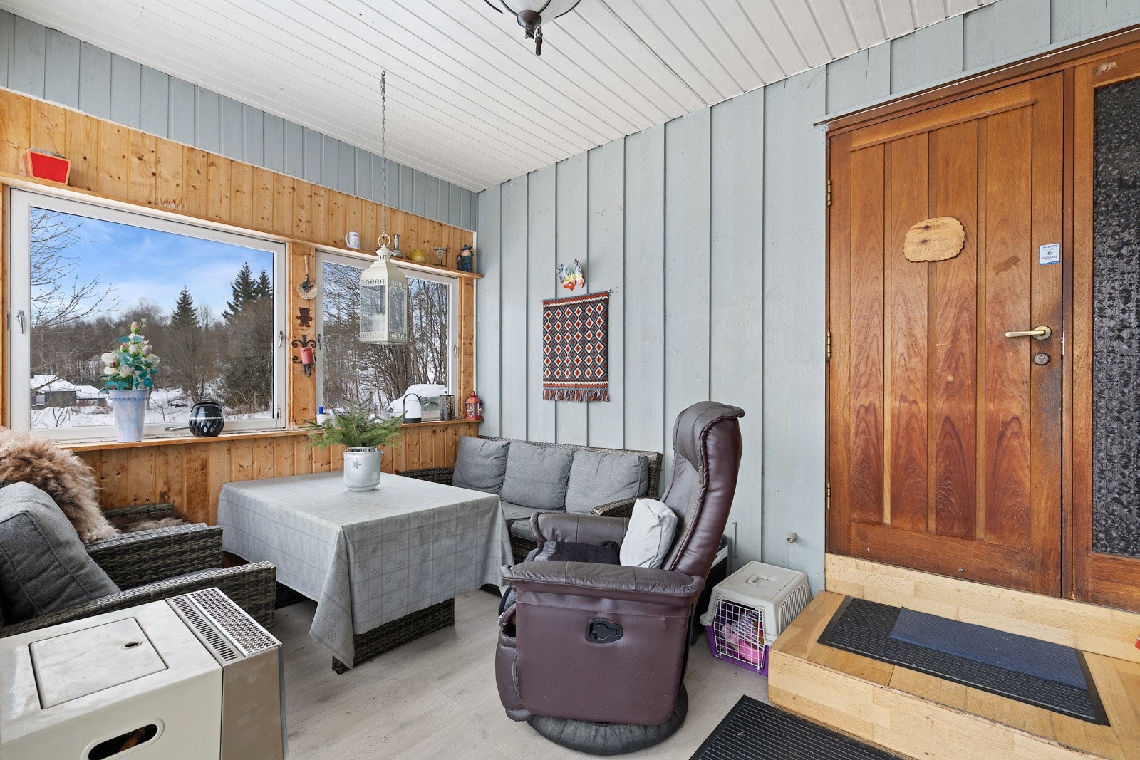 Innebygget vindfang med plass til sittegruppe. Galleribilde