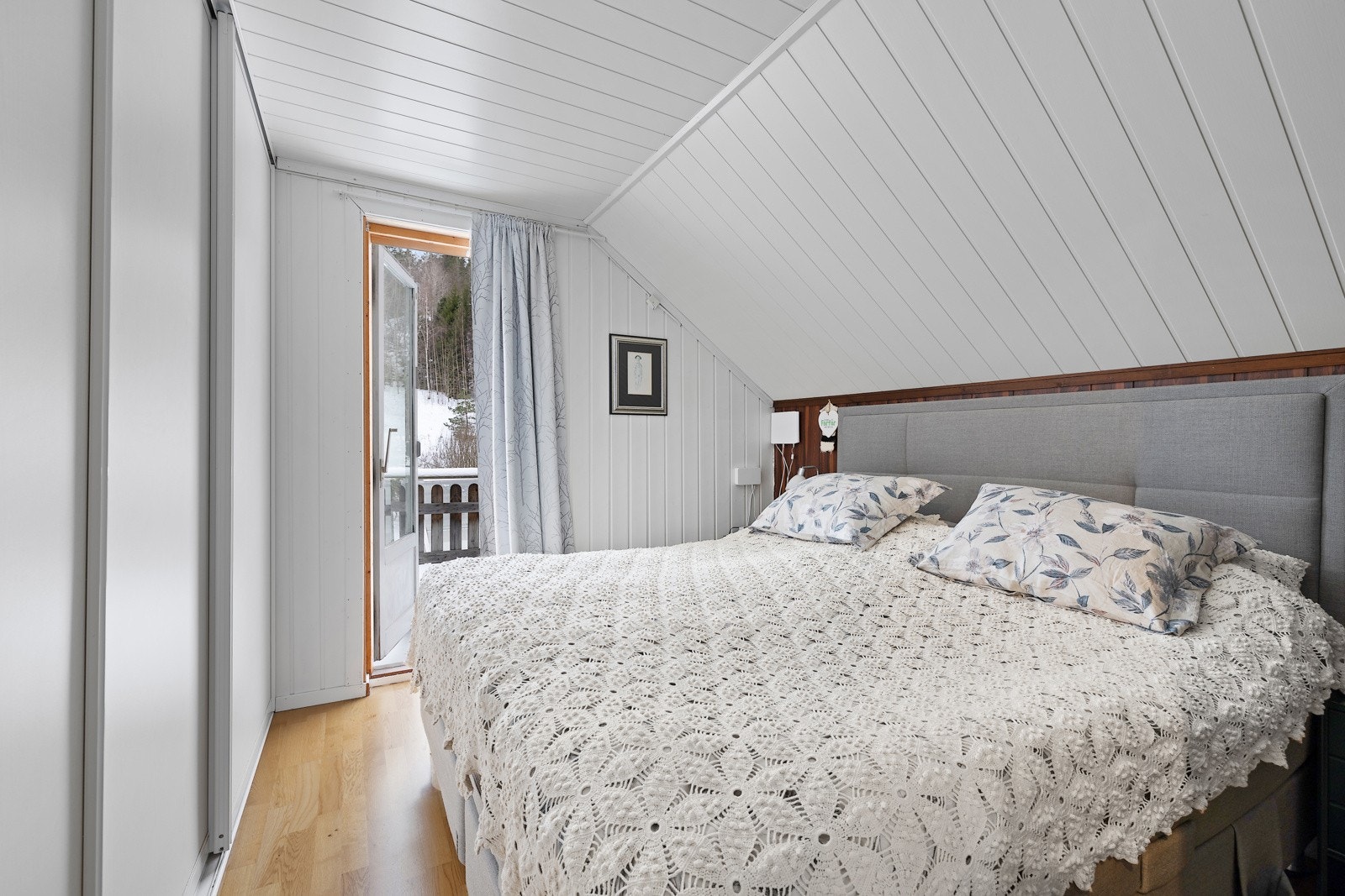 Hovedsoverom med skyvedørsgarderobe Galleribilde