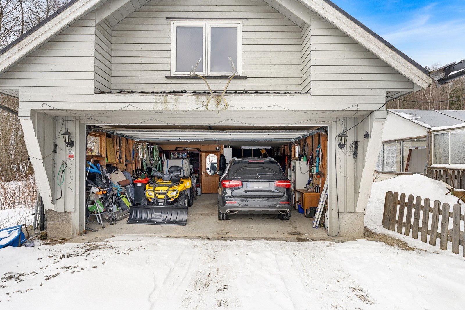 Stor romslig dobbelgarasje med innredet loft Galleribilde
