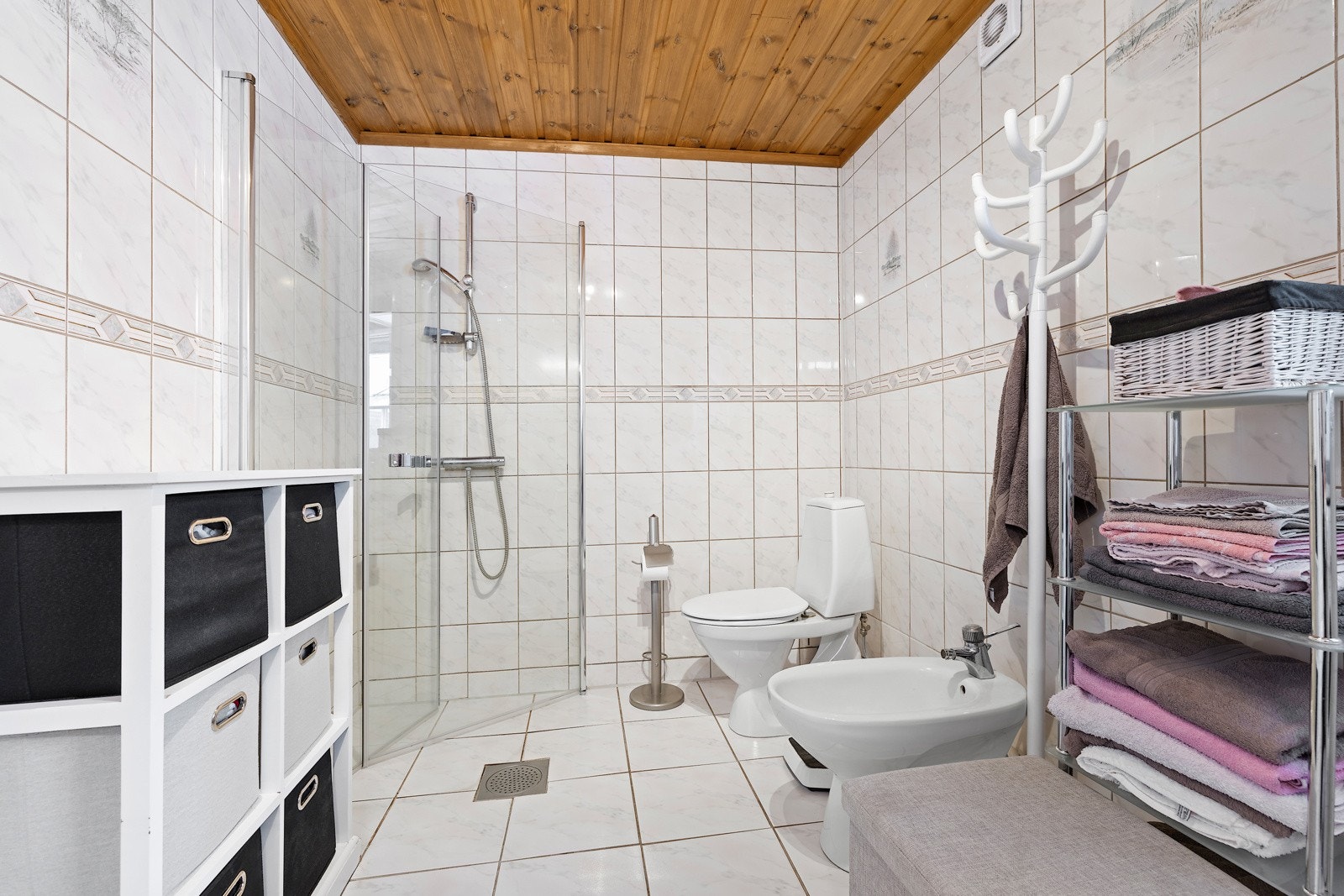 Flislagt bad/wc med varme i gulv og dusjvegger Galleribilde