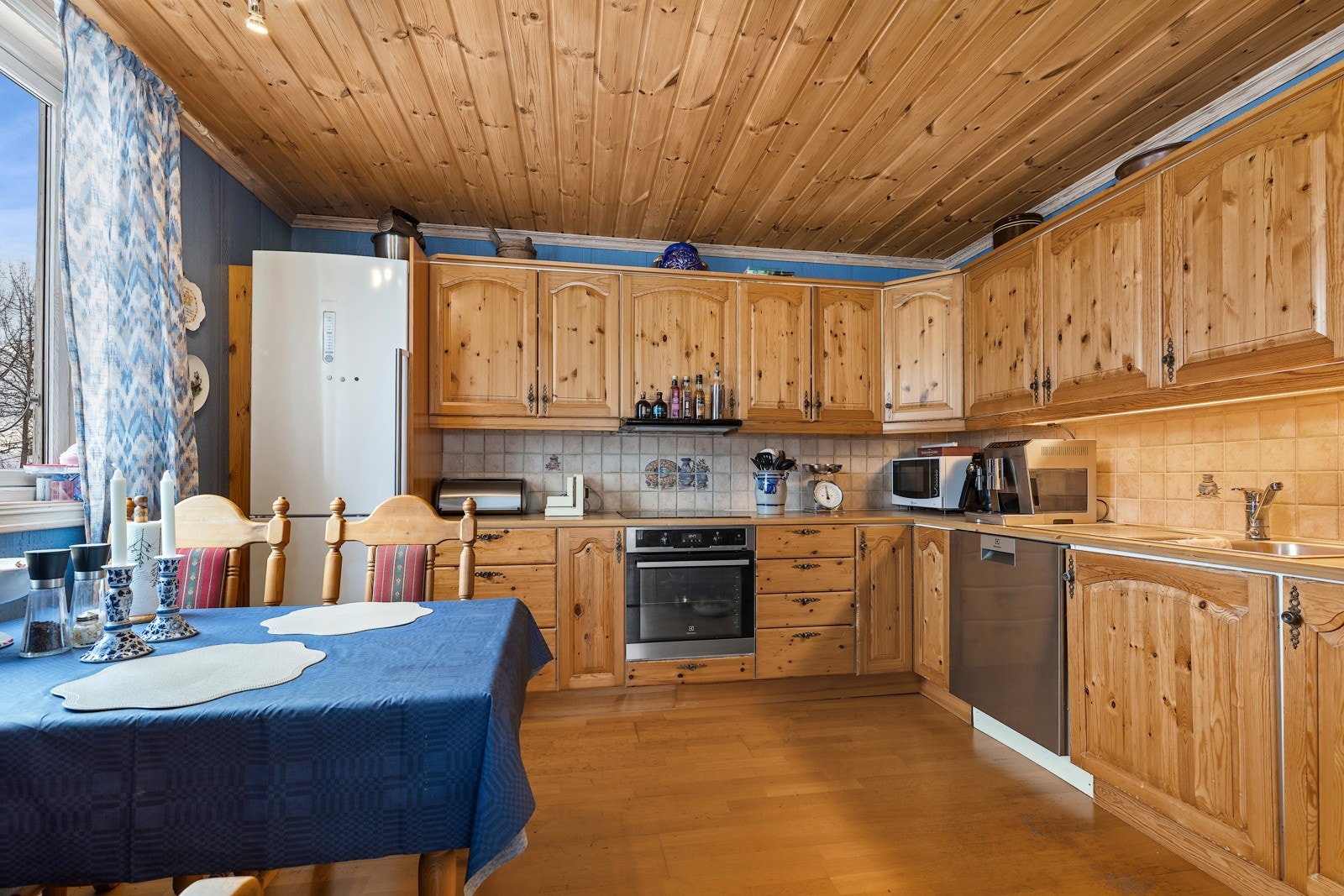 Romslig kjøkken med mye skapplass Galleribilde