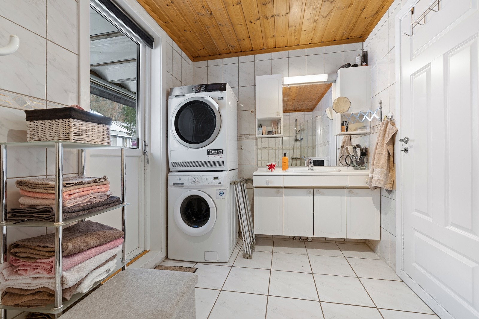 Plass til vaskemaskinn og tørketrommel på bad Galleribilde