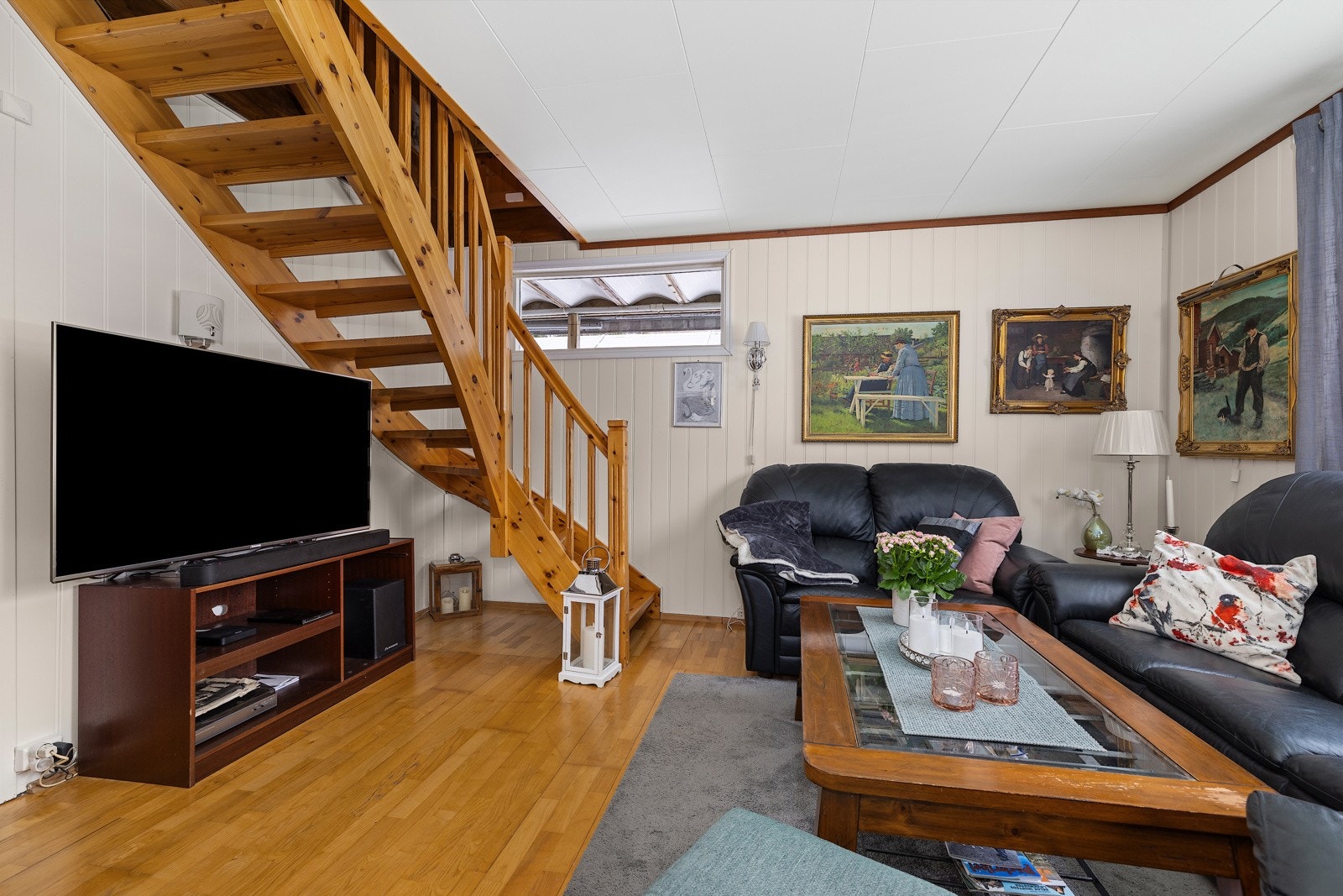 Stue med trapp opp til 2 etg Galleribilde