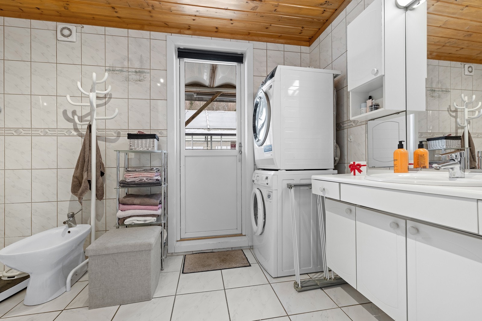 Egen dør fra bad ut til terrasse og motstrømsbasseng. Galleribilde