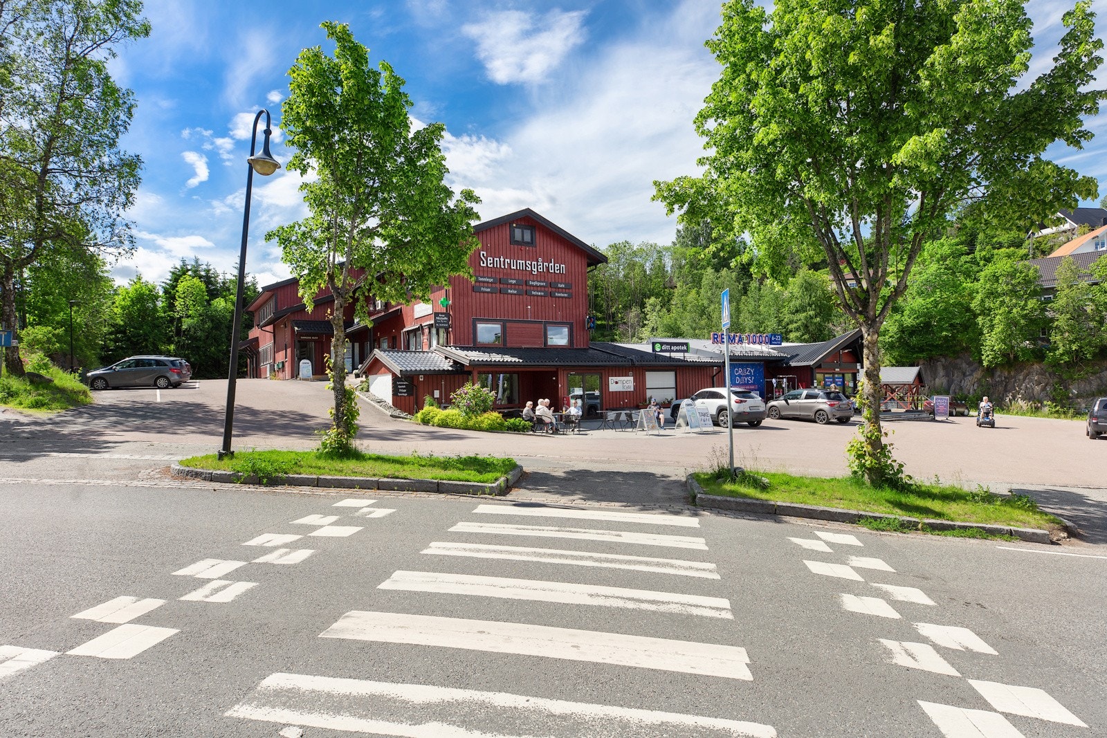Åros sentrim med dagligvarebutikk, cafe, frisør, apotek, tannlege og legesenter Galleribilde
