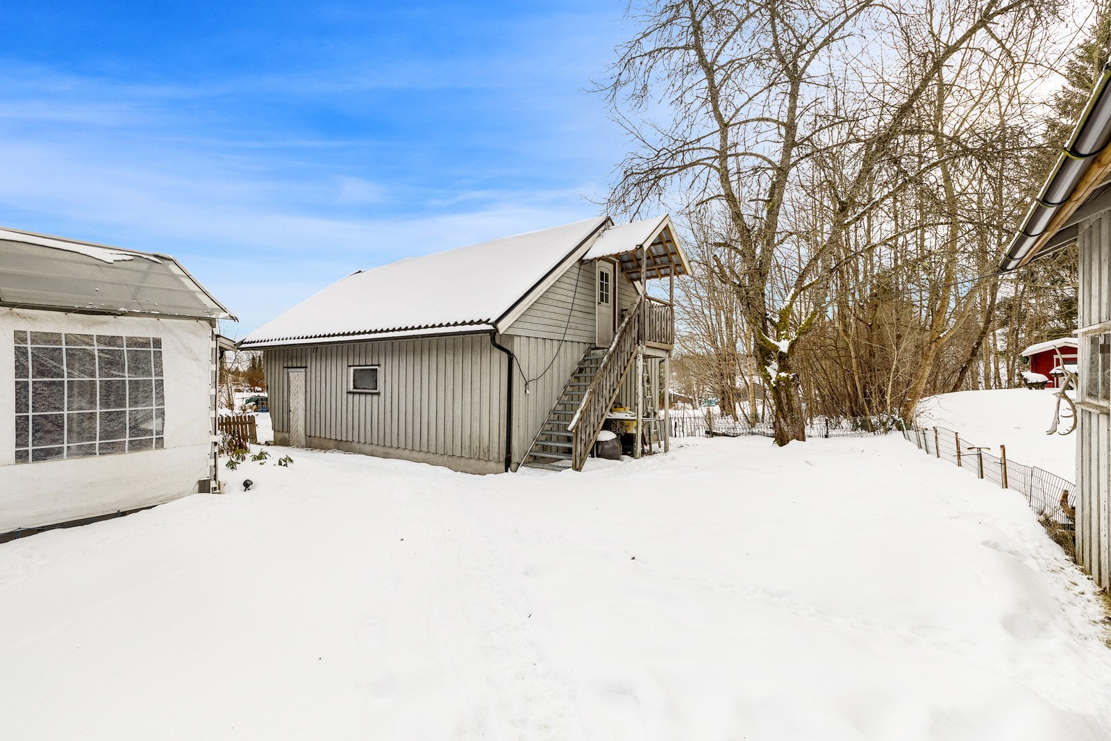 Dobbelgarasje med trapp opp på loftet Galleribilde
