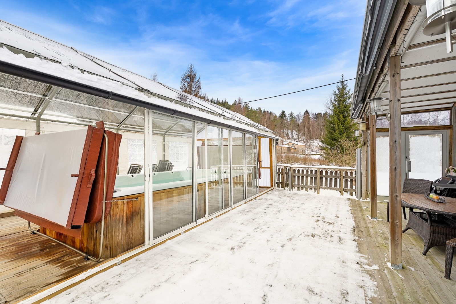 Terrasse mellom huset og motstrømsbasseng Galleribilde