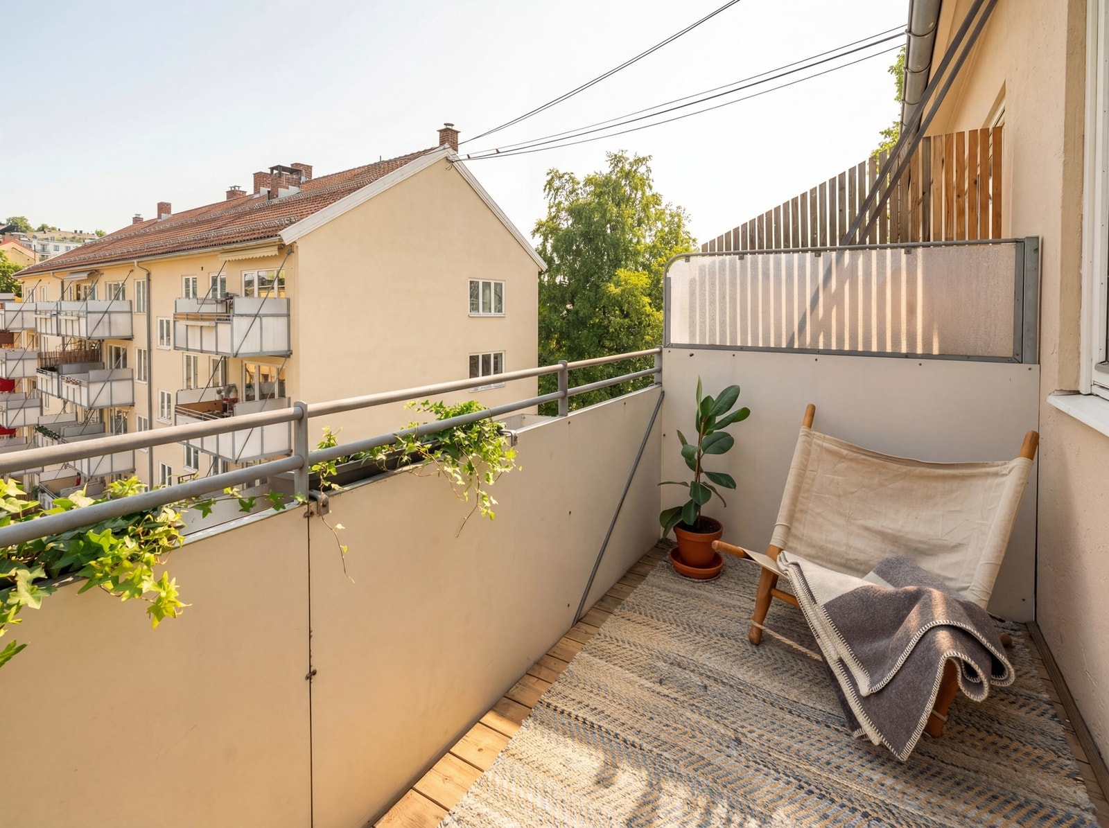 Det er på sommeren at balkongen kommer til sin rett. (Bildet er KI-generert og ment som illustrasjon) Galleribilde