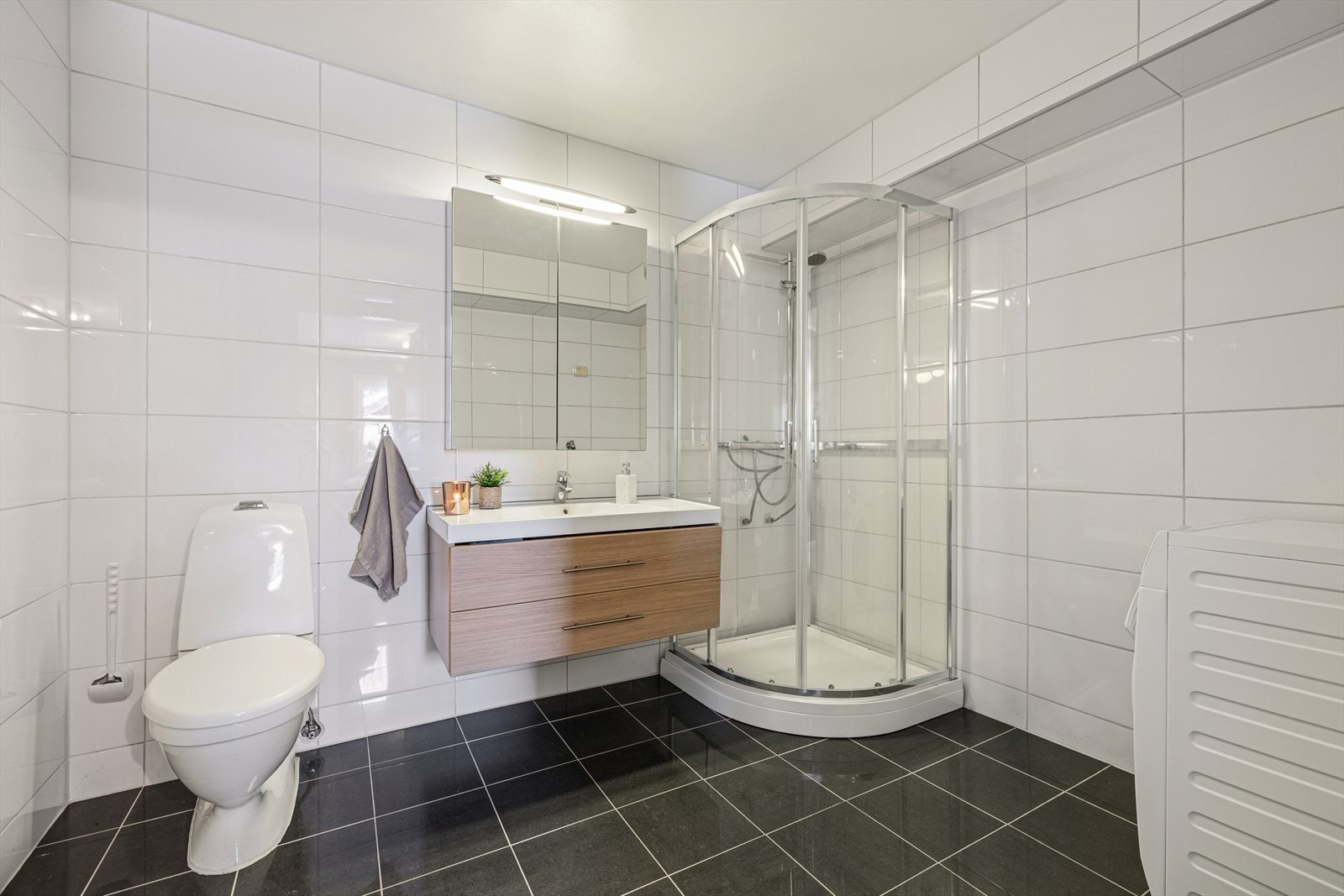 Innredning med nedfelt servant, toalett, dusjkabinett og opplegg for vaskemaskin Galleribilde