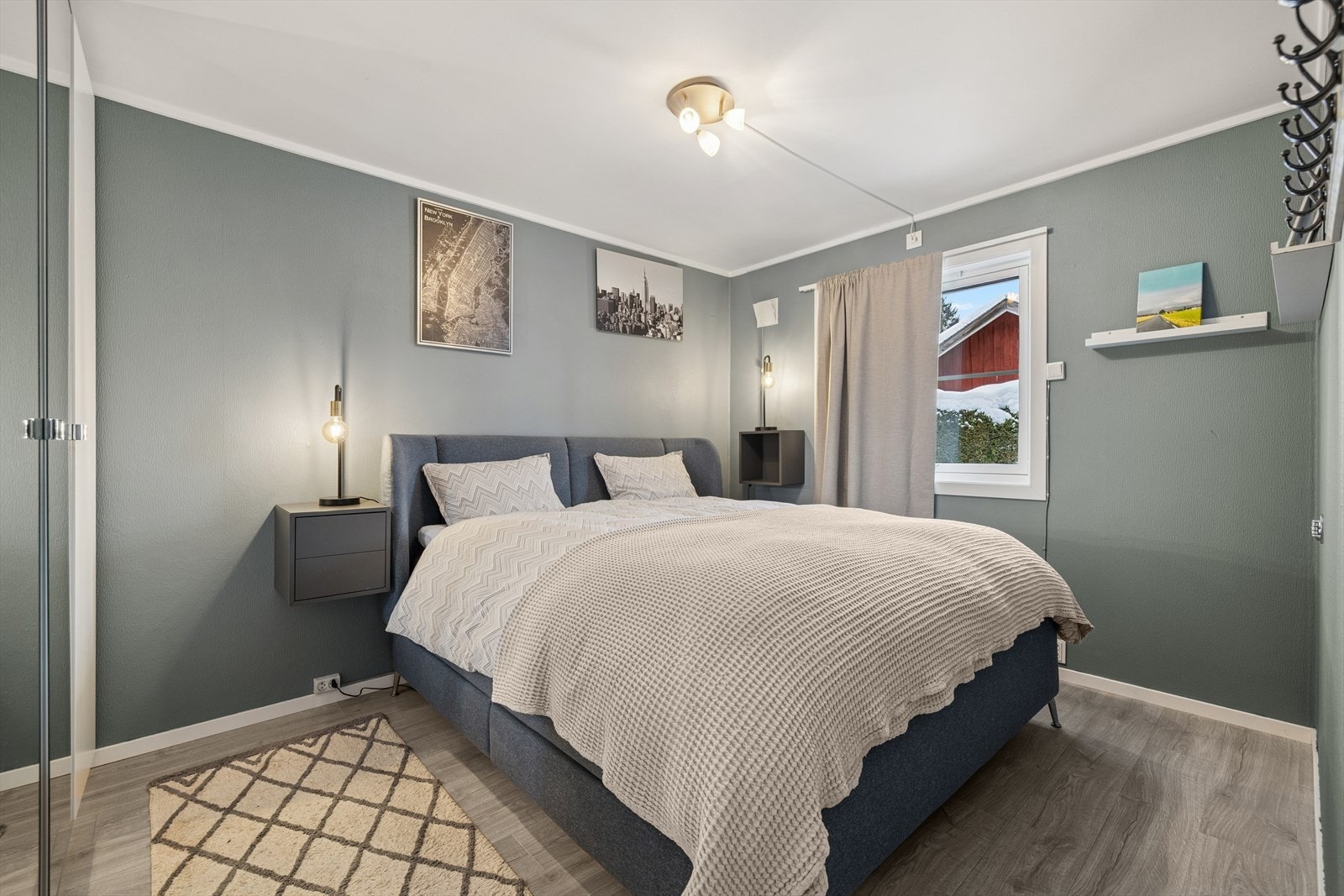 Romslig soverom med garderobeskap. Galleribilde