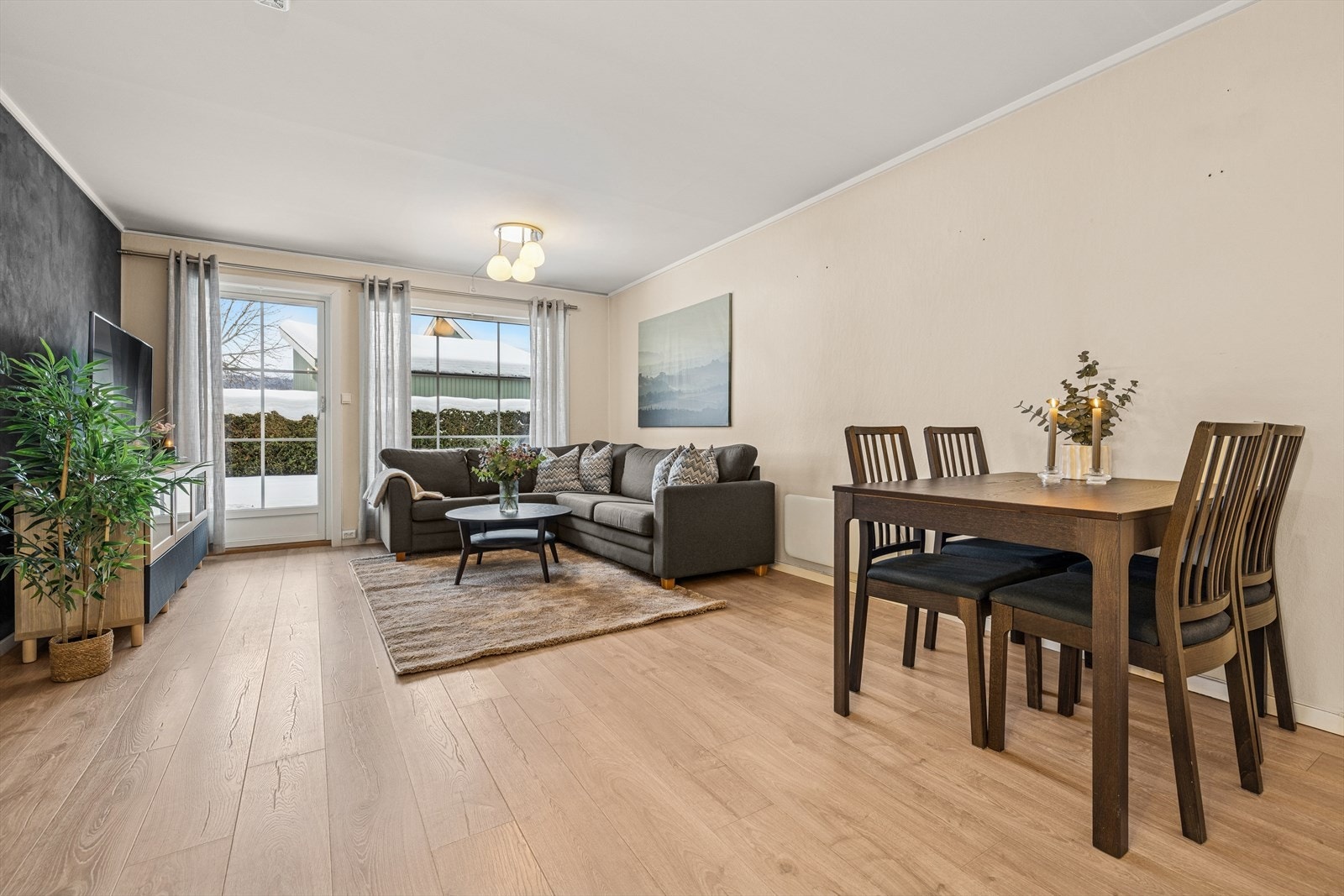 God plass til både sofa og spisebord. Galleribilde