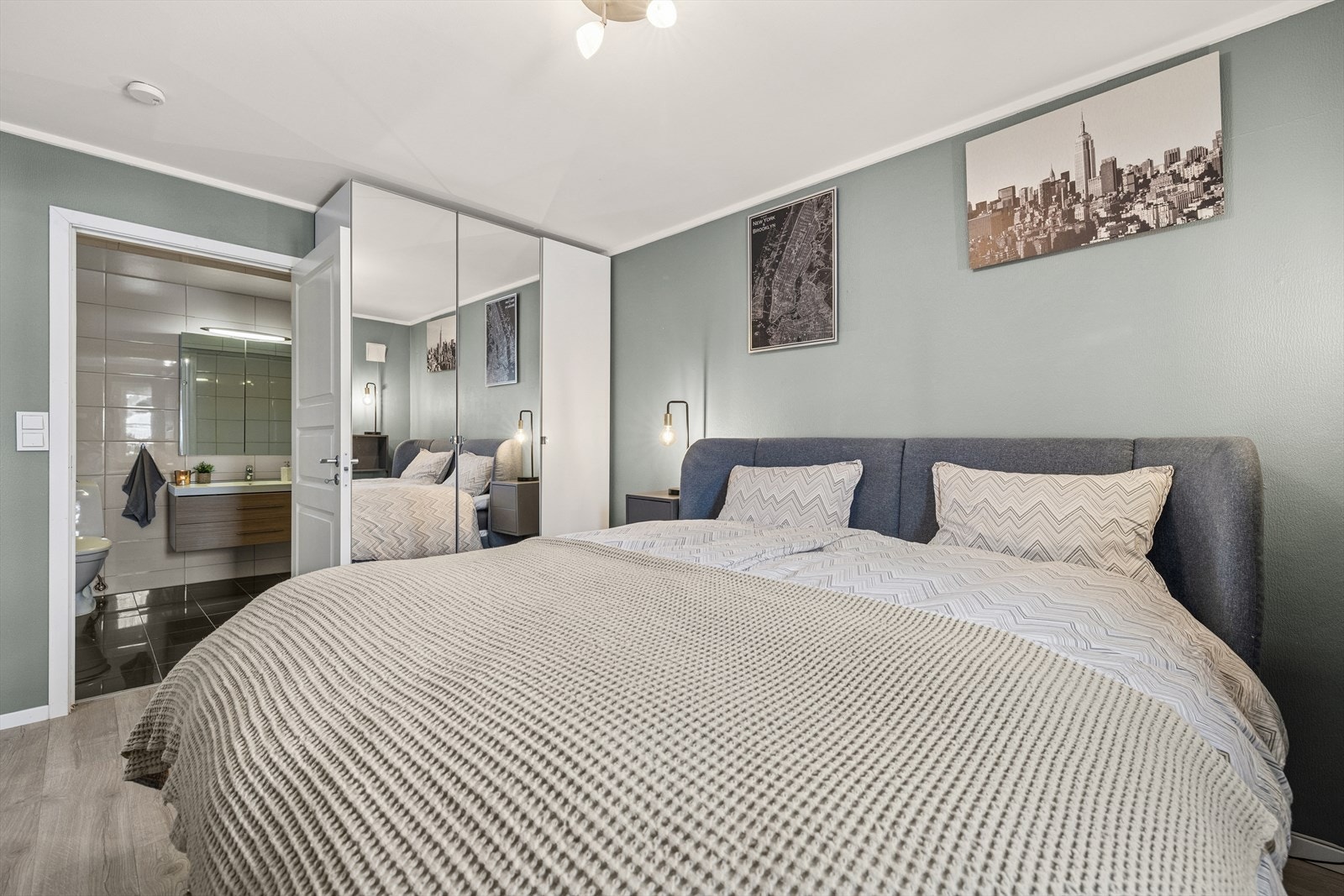 Fra soverommet er det direkte adkomst til badet. Galleribilde