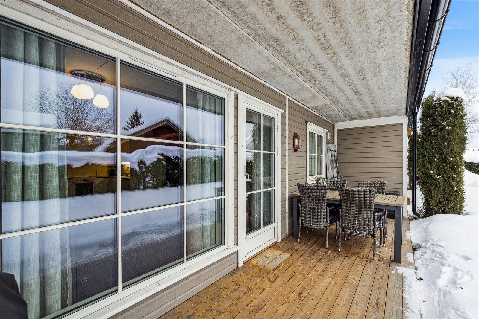 Fin uteplass med overbygget tak. Galleribilde