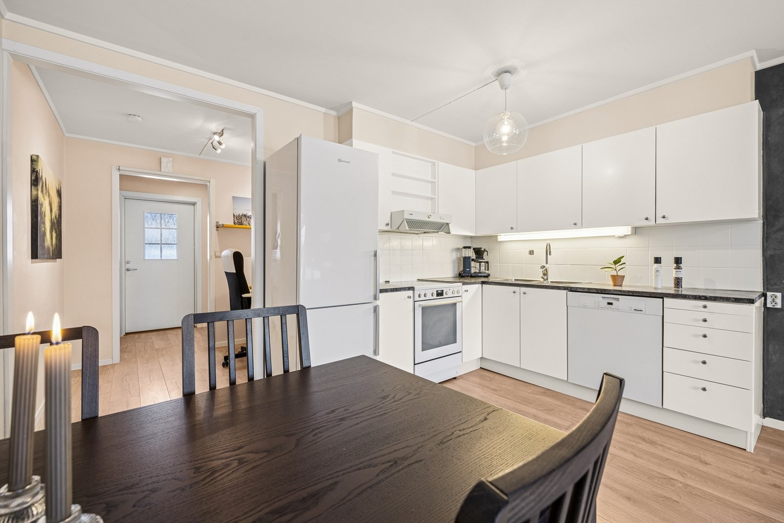 Kjøkkenet har innredning med glatte fronter. Benkeplaten er av laminat. Galleribilde