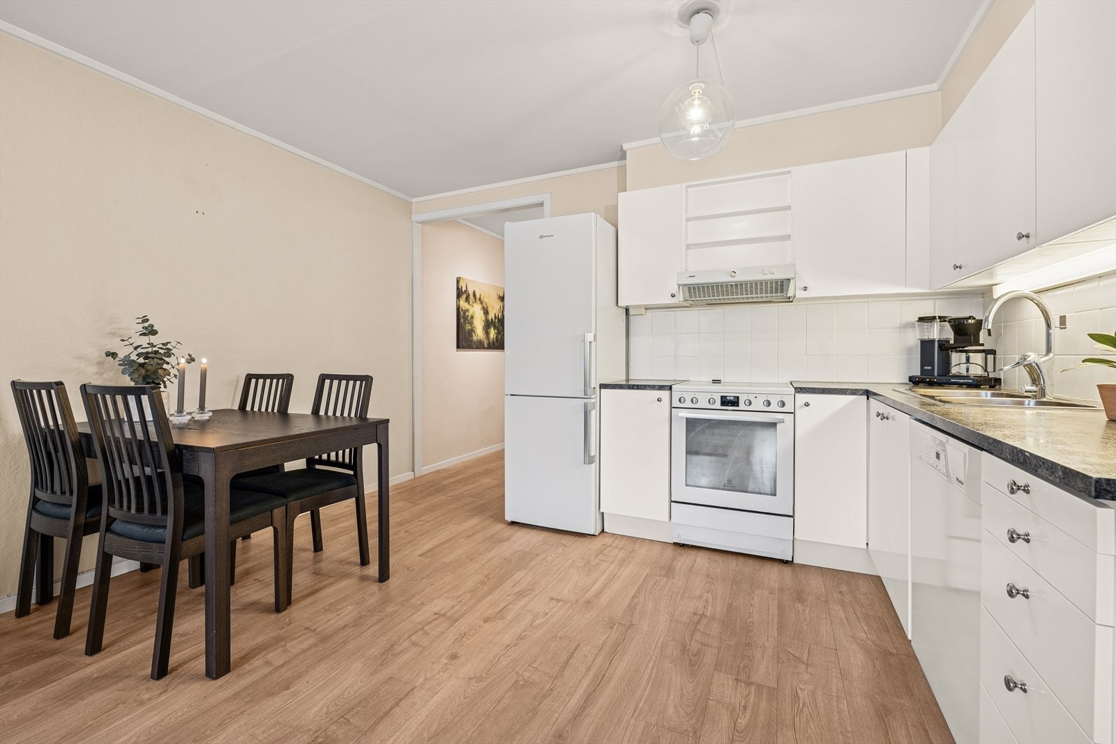 Det er kjøkkenventilator med avtrekk ut. Galleribilde