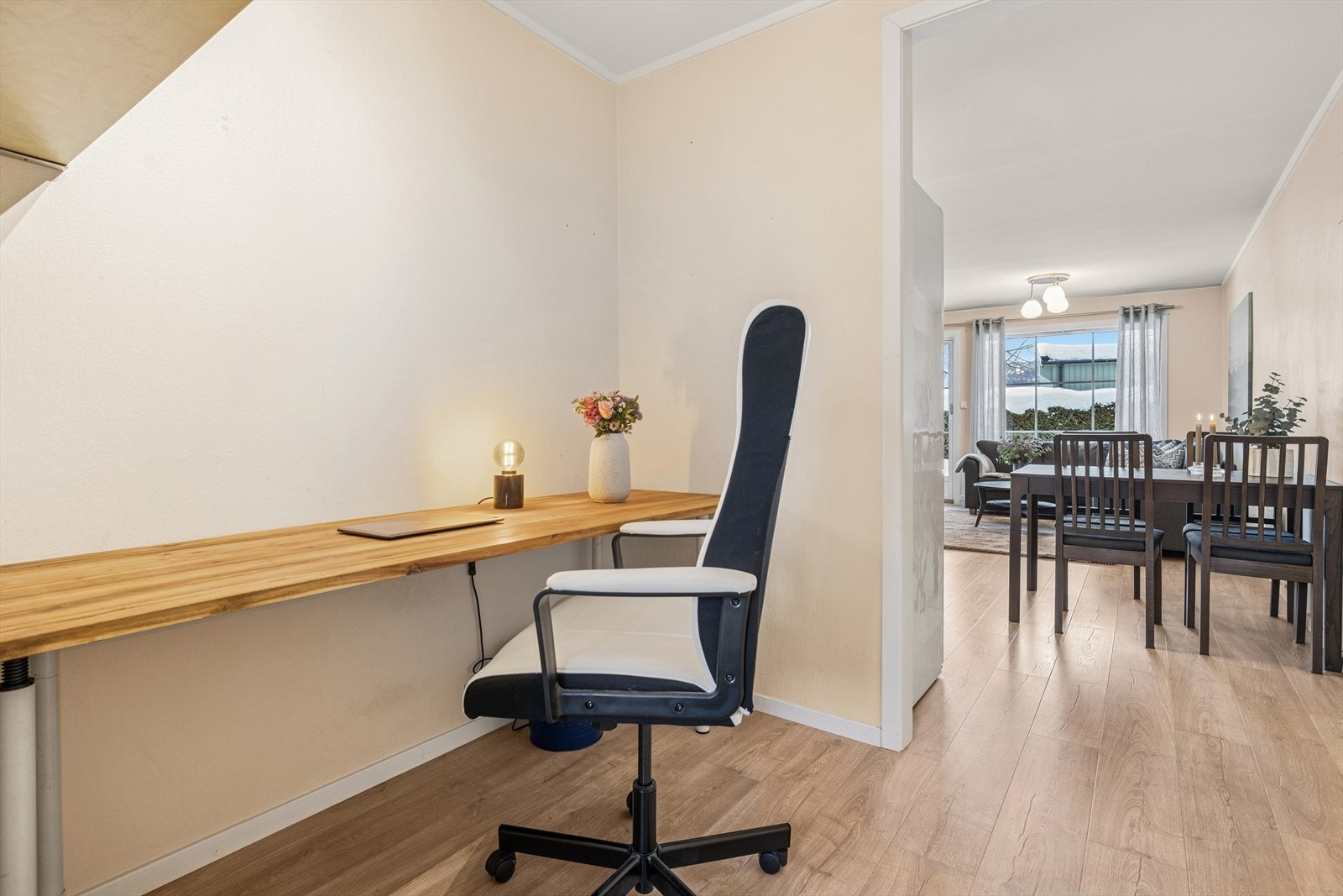 Mellomgang med plass til kontorløsning. Galleribilde