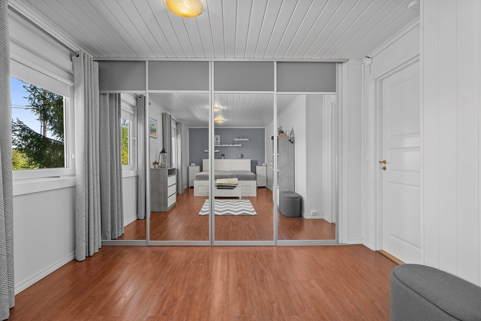 Mye garderobeplass på soverommet Galleribilde