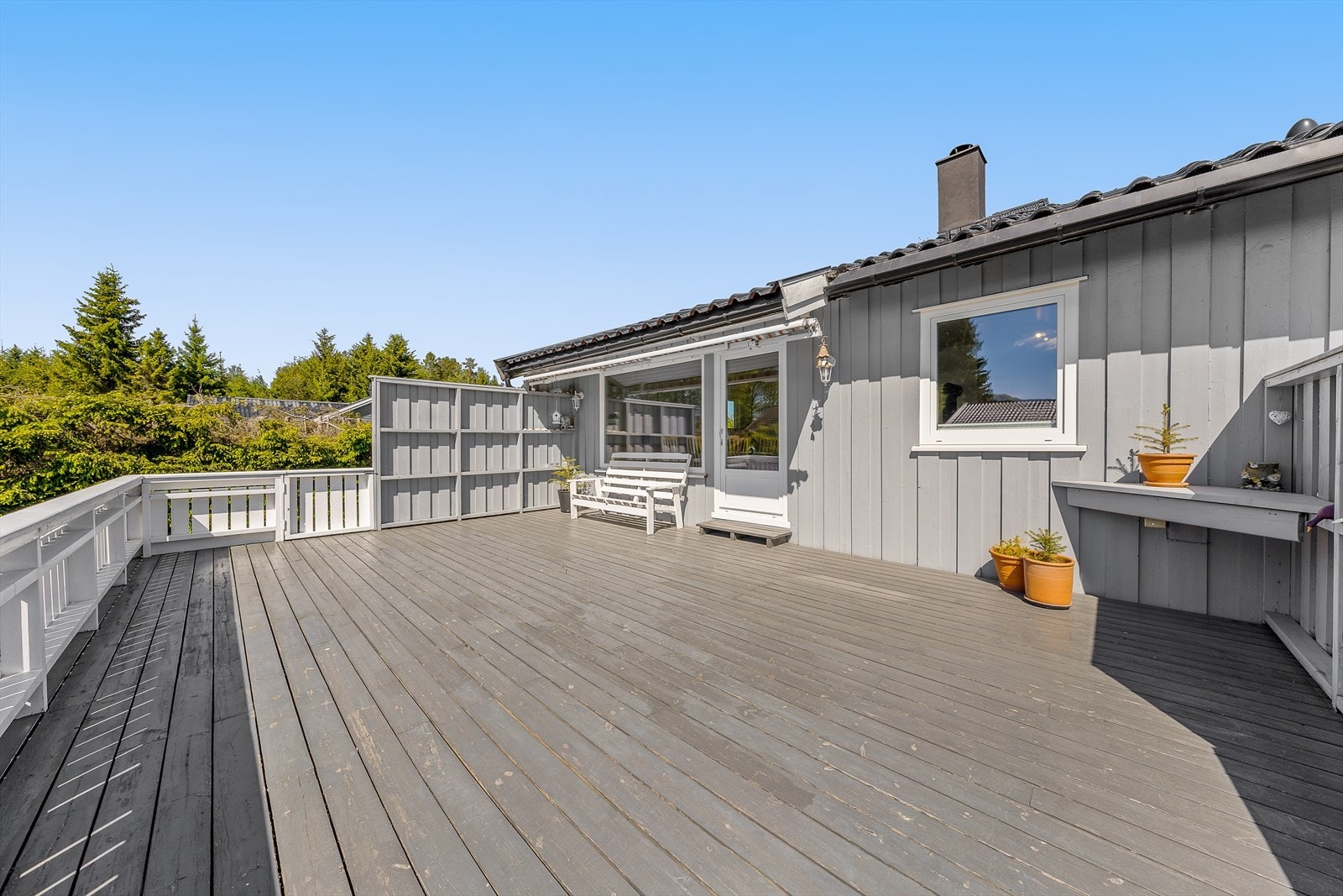 Stor og hyggelig terrasse vendt mot vest gir mulighet for solrike dager Galleribilde