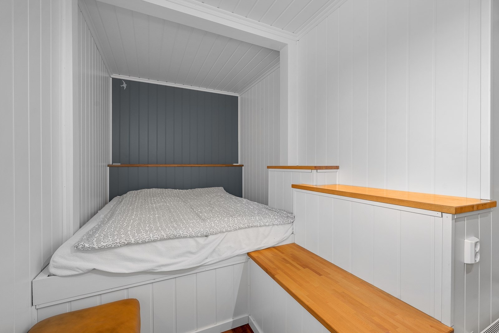 Soverom 2 med plassbygd seng Galleribilde