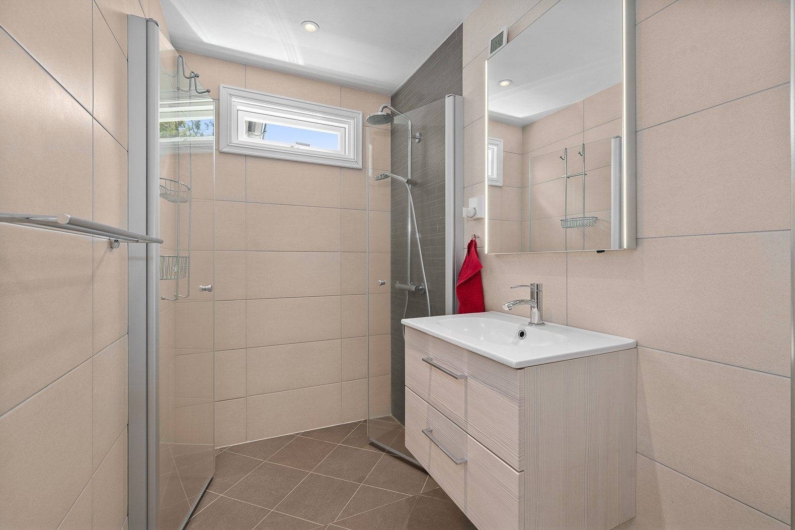 Moderne og flislagt baderom som ble totaloppusset i 2014 Galleribilde