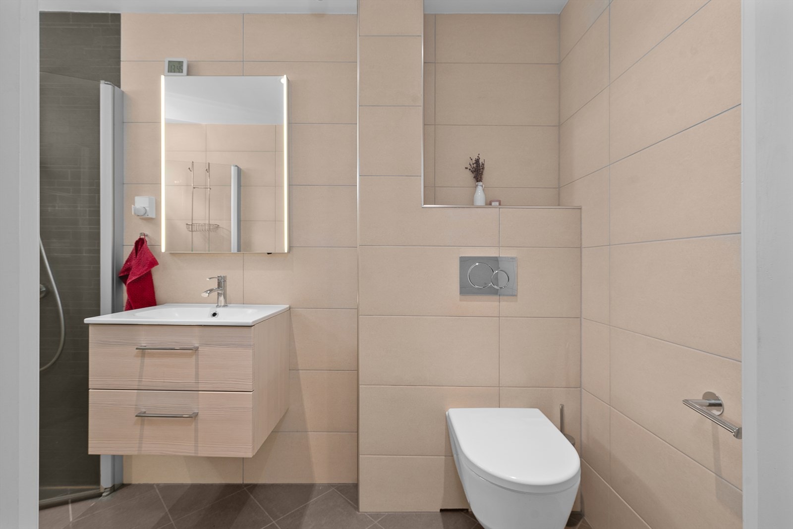 Bad/wc med smakfulle farge og materialvalg Galleribilde