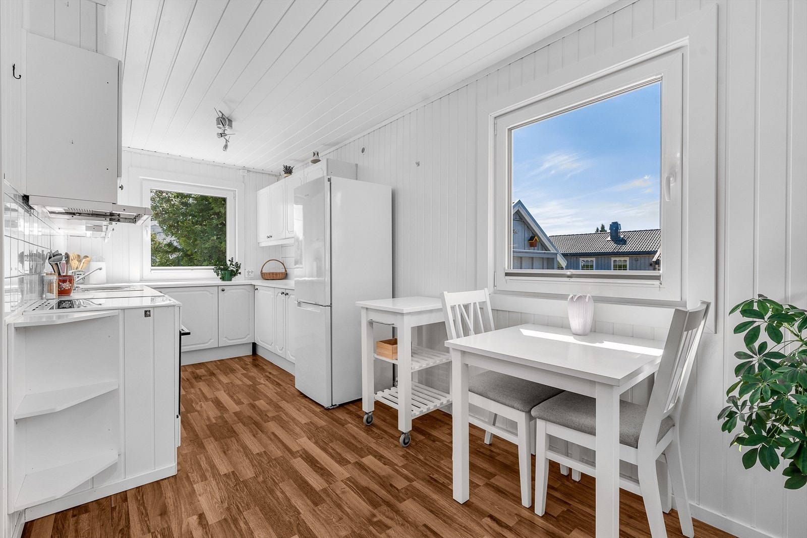 Hyggelig kjøkken tilbaketrukket fra stuen Galleribilde