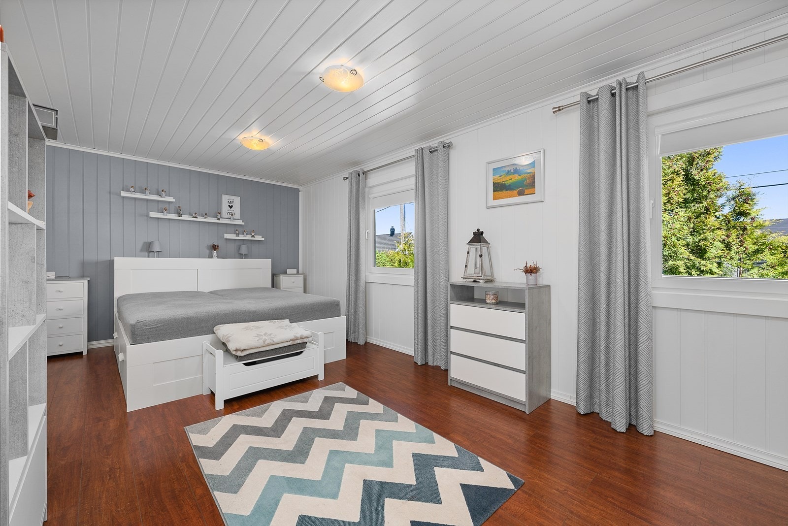 Hovedsoverom. Merk at dette opprinnelig var to soverom og det kan enkelt etableres igjen ved å dele rommet i to Galleribilde