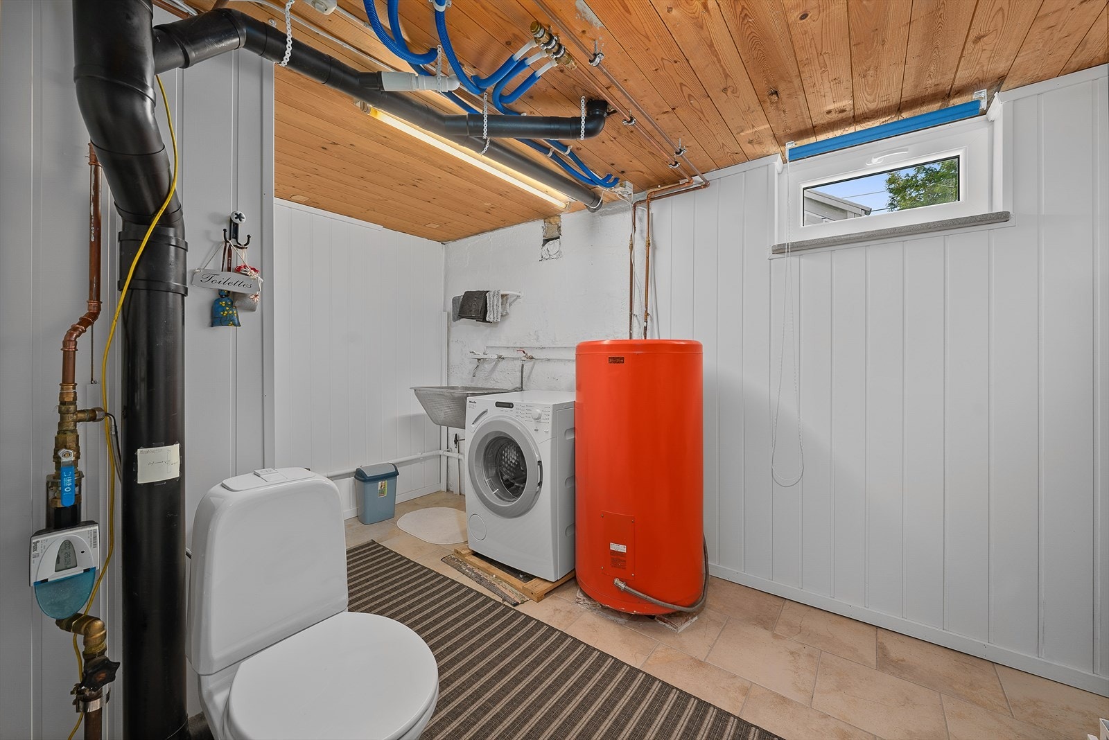 Vaskerom i kjeller med toalett Galleribilde