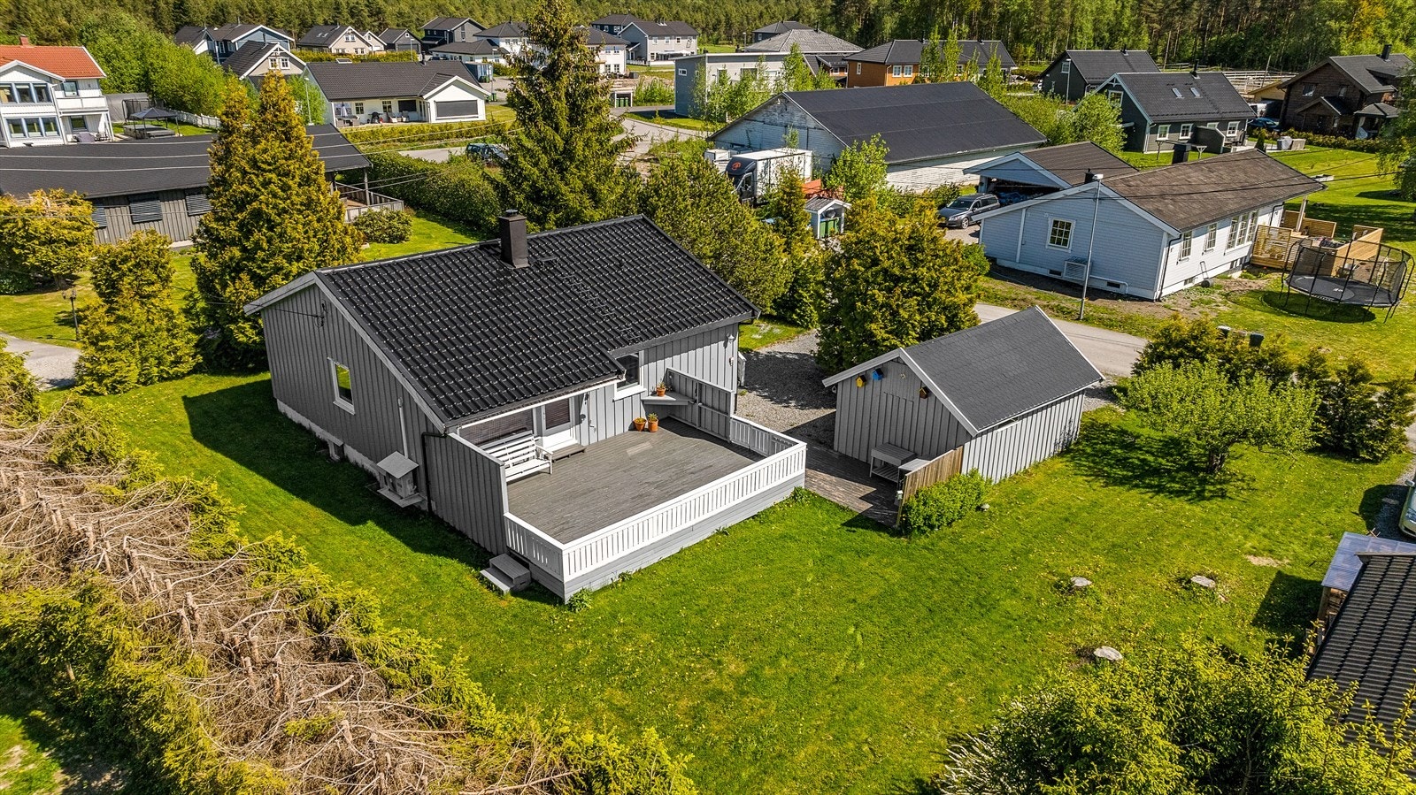 Det er gjort flere oppgraderinger i selgers eiertid, som blant annet nytt tak Galleribilde