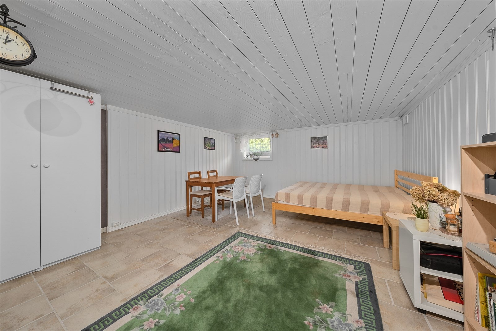 Rom i kjeller innredet som soverom. Det er satt inn større vinduer for lysinnslipp og rømningsvei men rommet er ikke søkt bruksendret til soverom Galleribilde