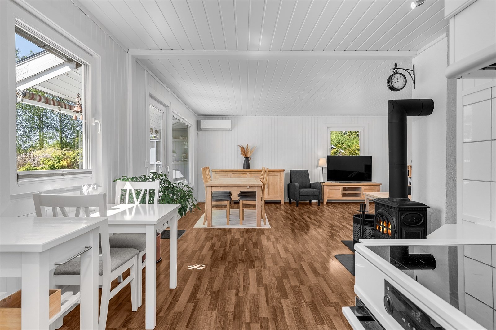 Stor og luftig stue som kan innredes / deles i soner. Det er både varmepumpe og peisovn som bidrar til å holde strømkostnadene nede Galleribilde