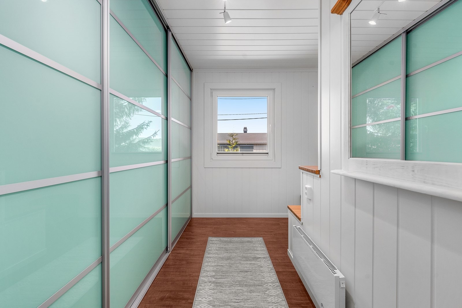 Soverom 2 også med mye garderobeplass Galleribilde