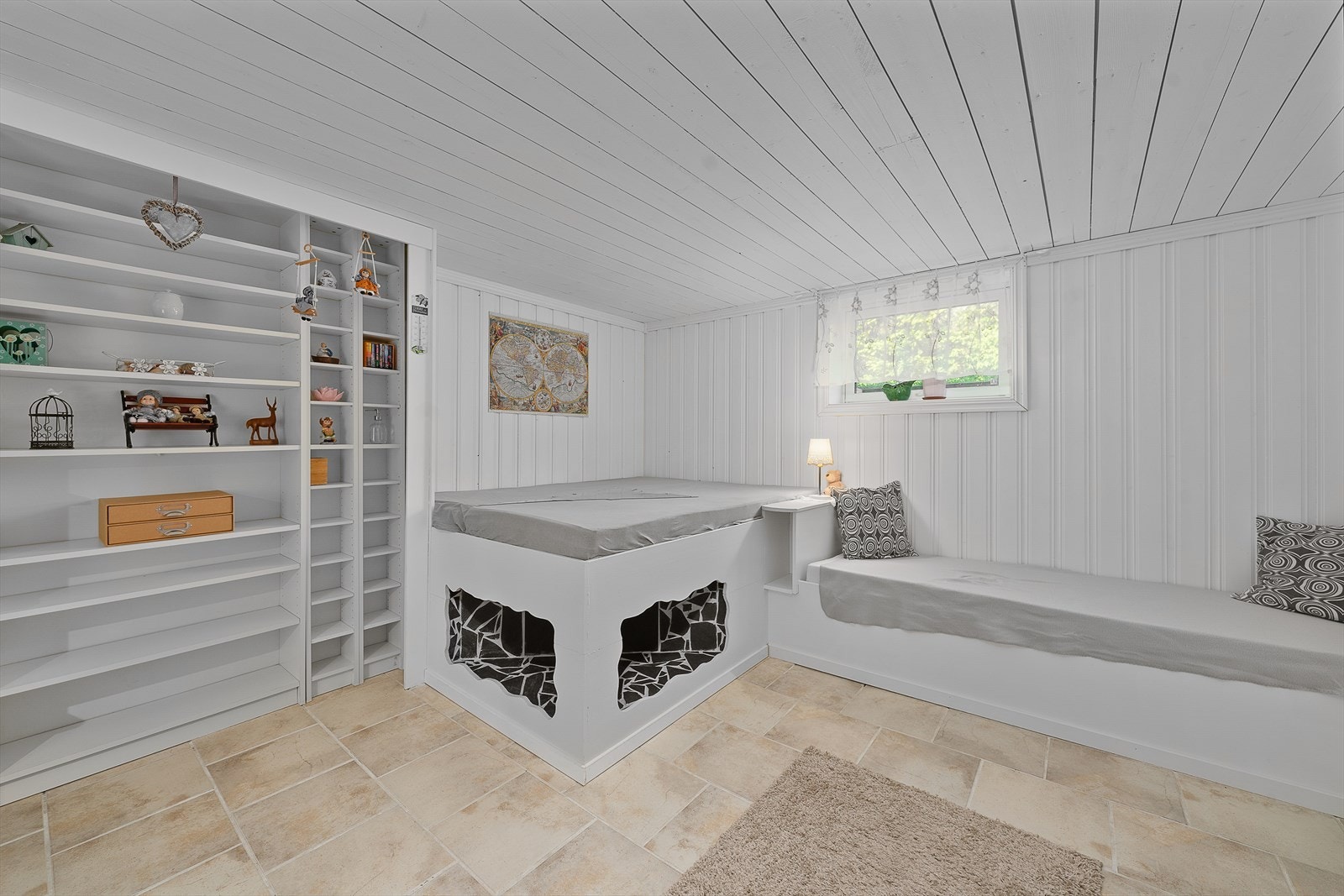 Rom i kjeller innredet som soverom. Det er satt inn større vinduer for lysinnslipp og rømningsvei men rommet er ikke søkt bruksendret til soverom Galleribilde