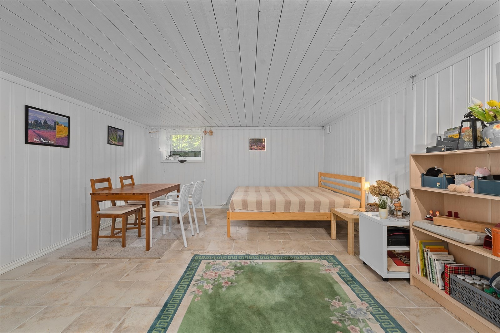 Rom i kjeller innredet som soverom. Det er satt inn større vinduer for lysinnslipp og rømningsvei men rommet er ikke søkt bruksendret til soverom Galleribilde