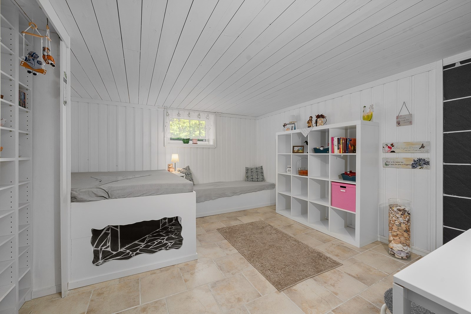 Rom i kjeller innredet som soverom. Det er satt inn større vinduer for lysinnslipp og rømningsvei men rommet er ikke søkt bruksendret til soverom Galleribilde