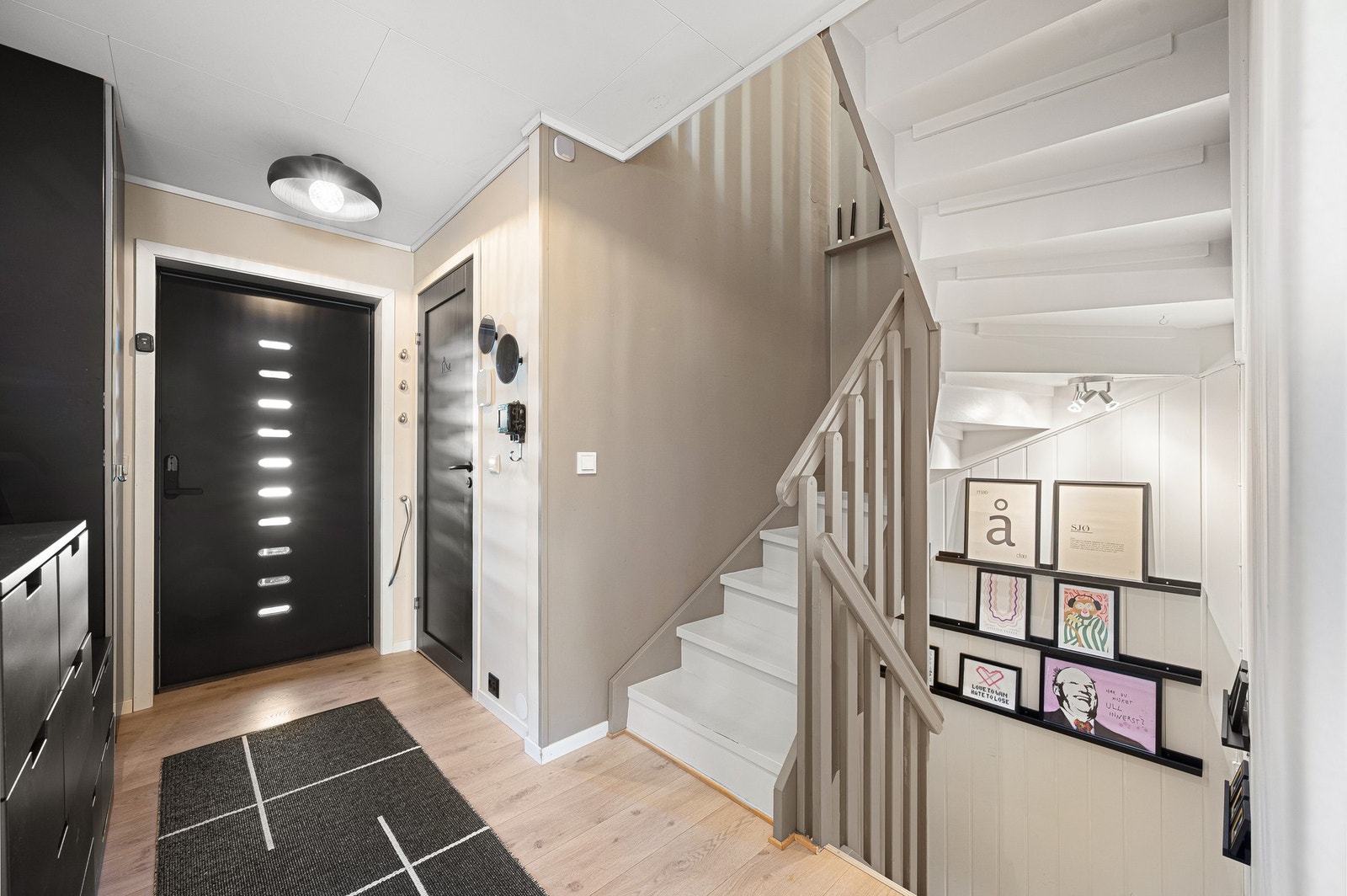 Innbydende entre med god plass til garderobe. Galleribilde