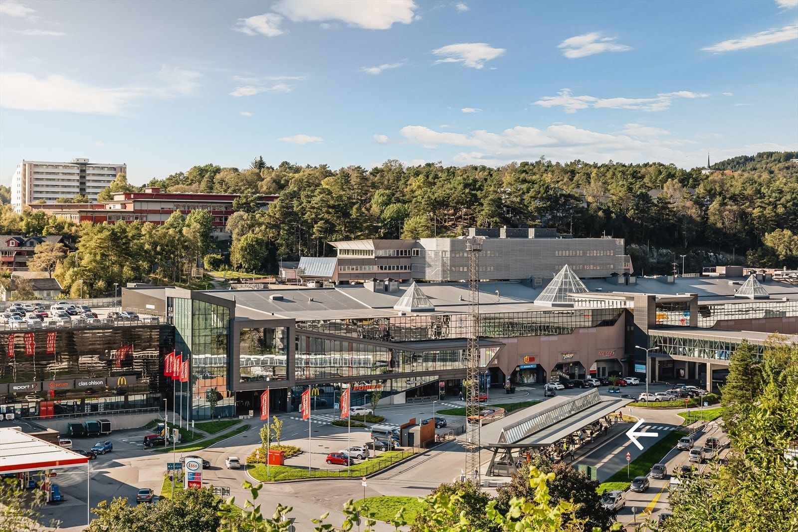 Fra Thon Senter Vestkanten er det hyppige avganger med buss som tar deg til Bergen Sentrum og Bergen lufthavn. Galleribilde