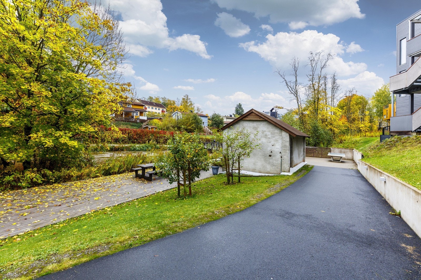 Leiligheten ligger i Sagelva Boligsameie, som består av totalt 90 boligseksjoner. Galleribilde