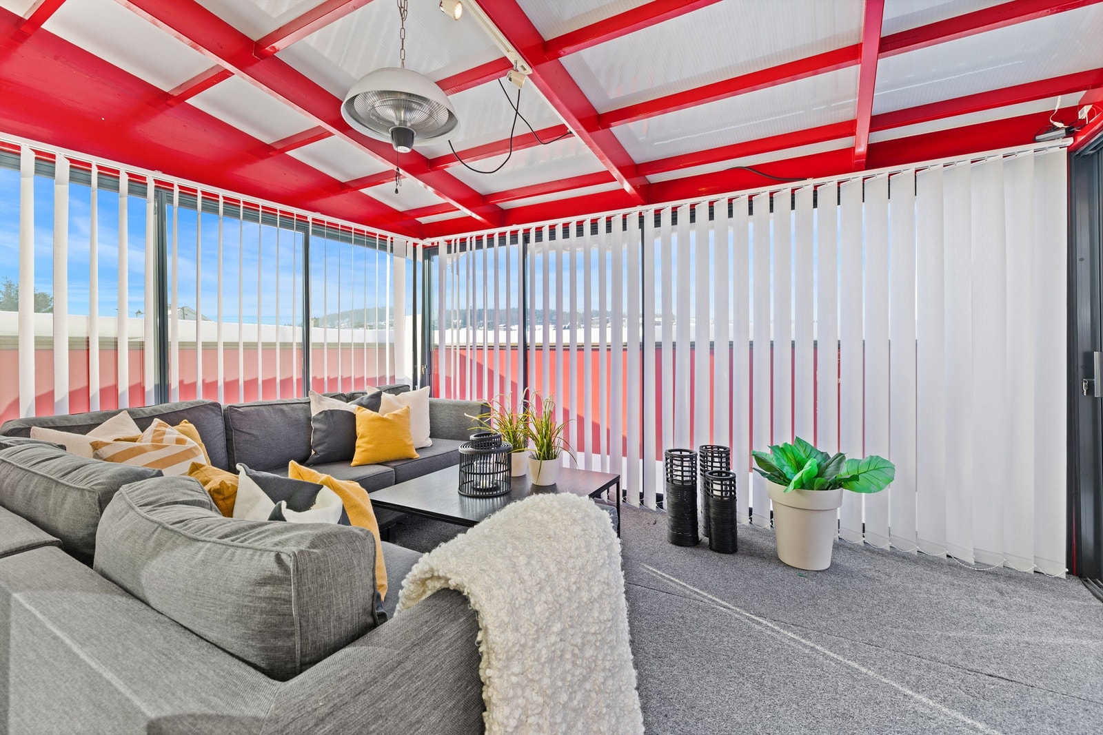 Hagestuen er et fleksibelt rom med god plass til en stor sofagruppe. Galleribilde