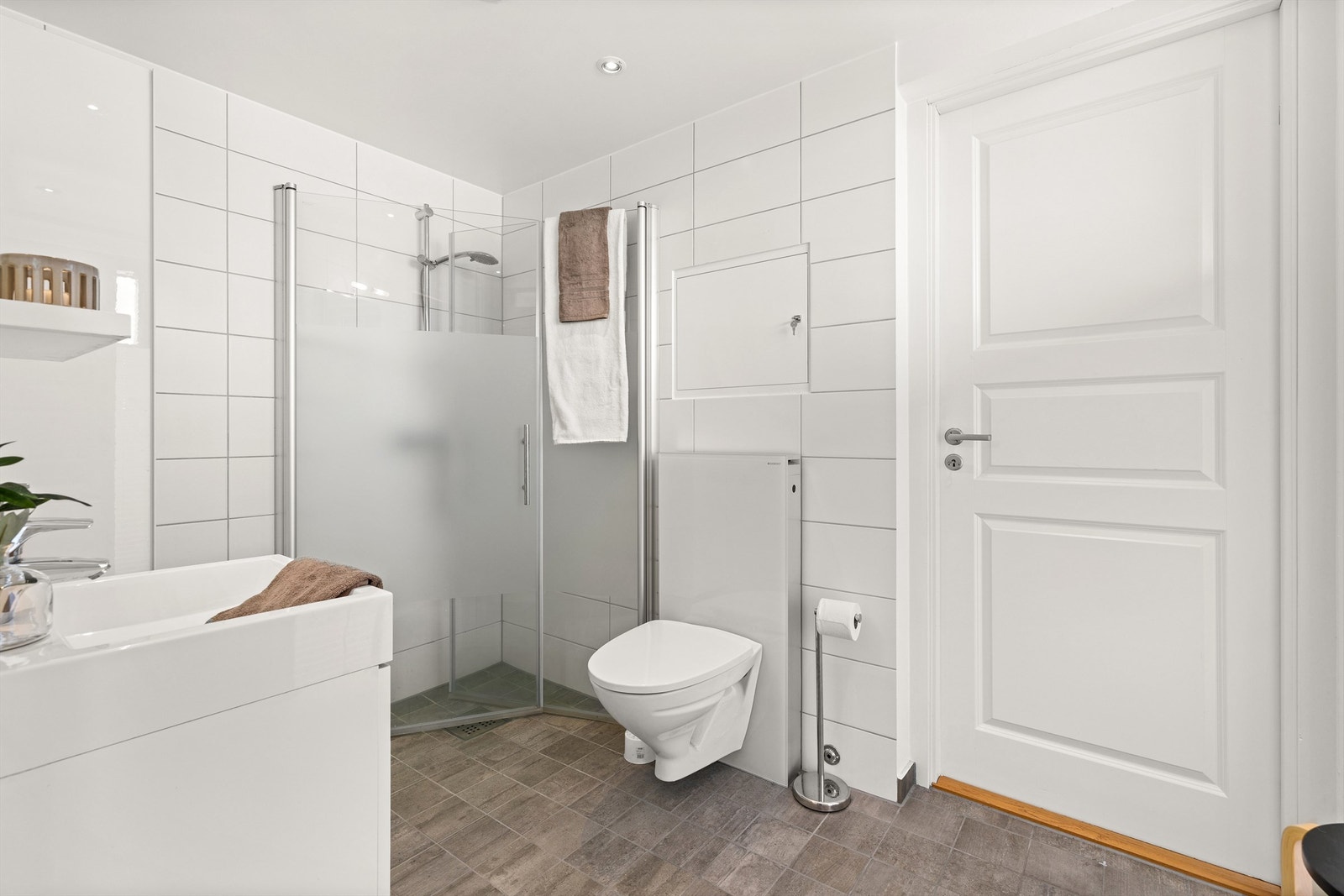 Praktisk bad i øverste etasje, med dusjhjørne og vegghengt toalett. Galleribilde