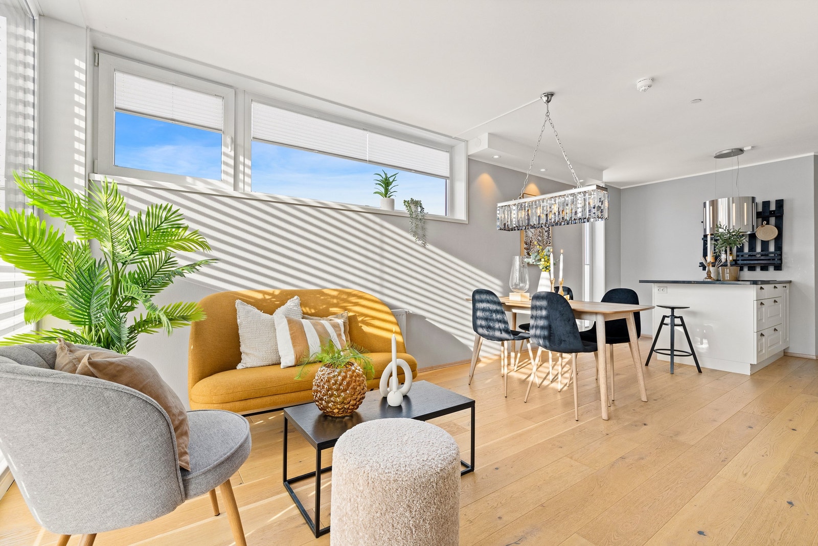 Store vindusflater gir rikelig med naturlig lys til spiseplassen og stuen. Galleribilde