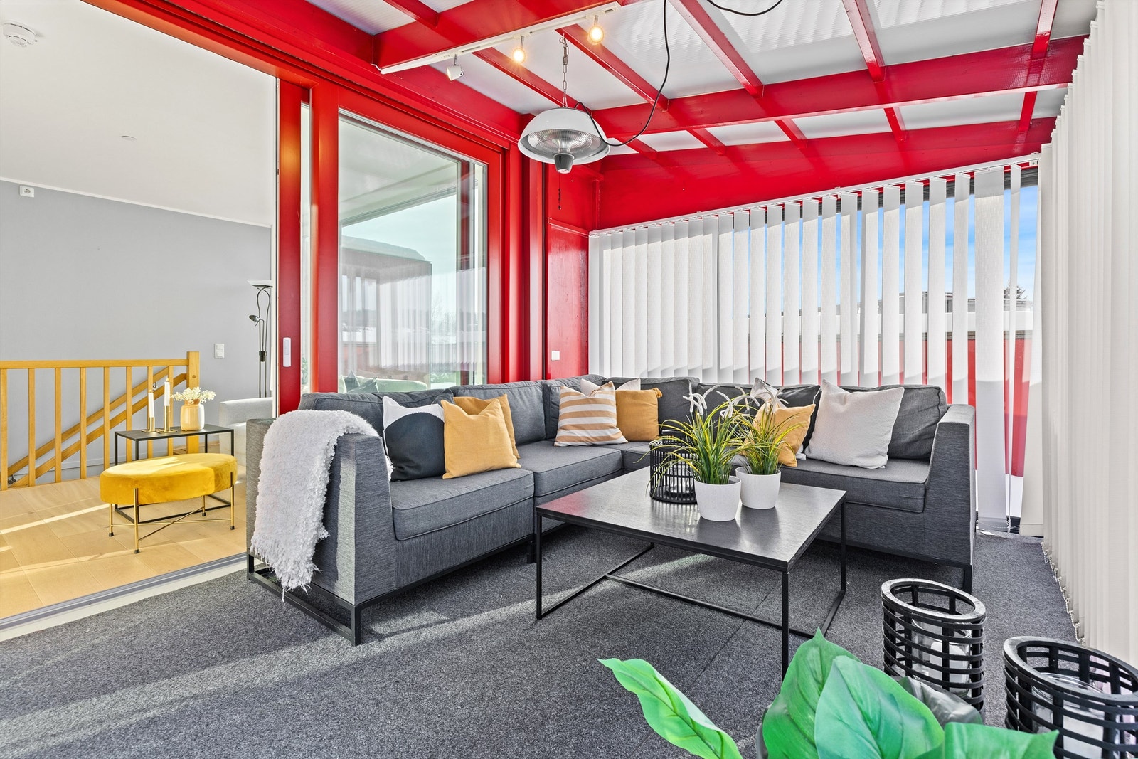 En romslig, innglasset hagestue utvider stuearealet og kan nytes store deler av året. Galleribilde