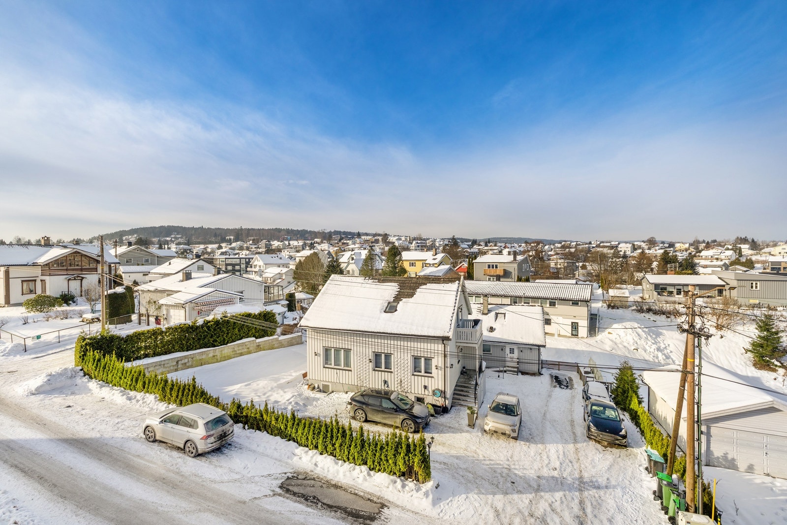 Fra leiligheten er det utsikt over et etablert og rolig boligområde. Galleribilde