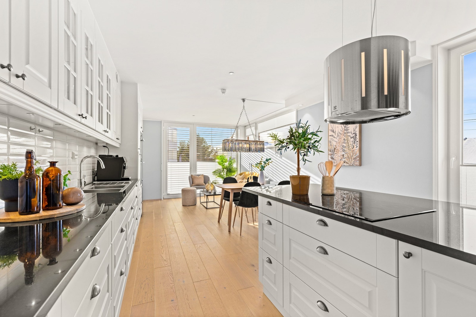 Leiligheten har en åpen og sosial planløsning mellom kjøkken og stue. Galleribilde