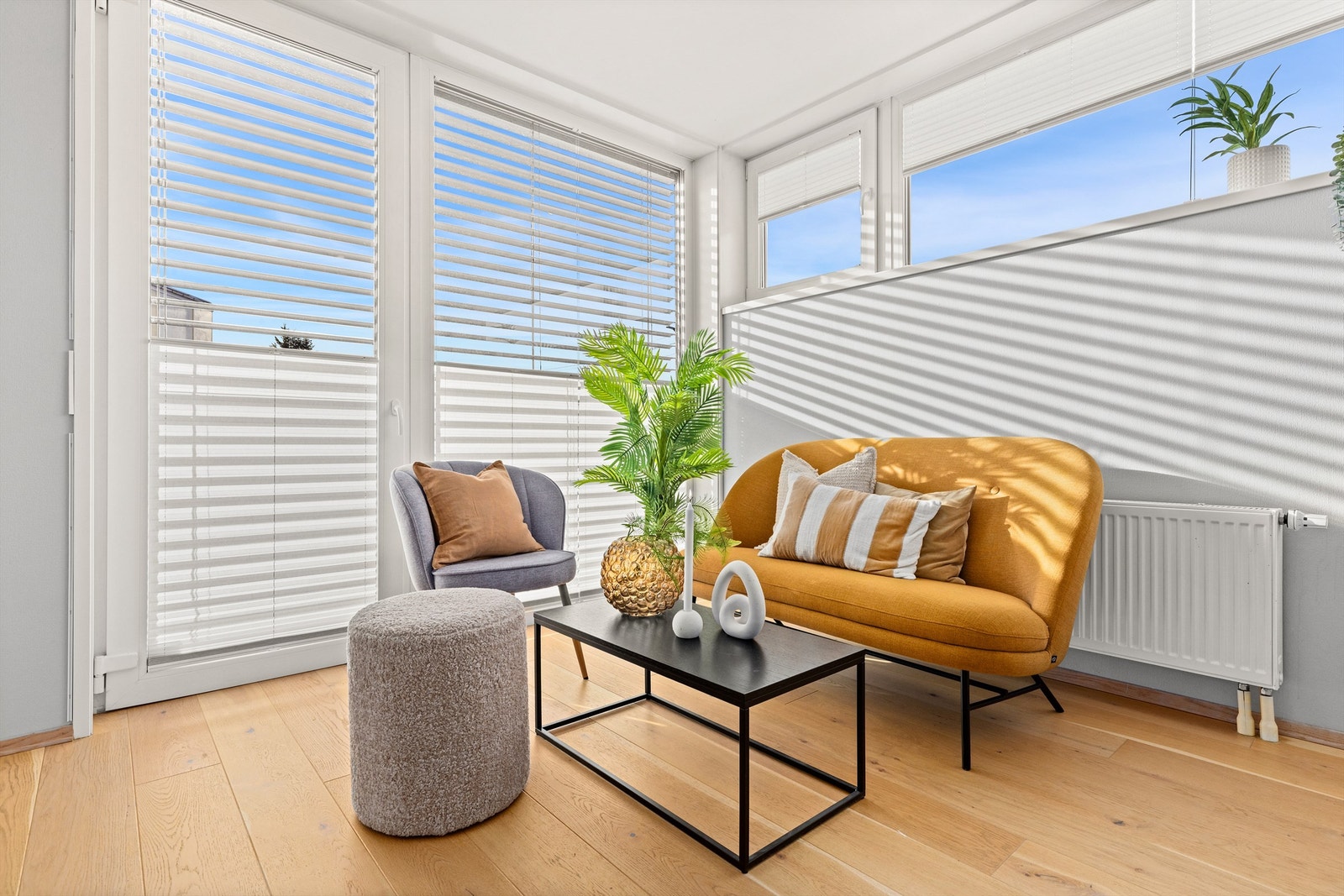 En lun krok i rommet gir plass for en ekstra sittegruppe eller et lesehjørne. Galleribilde