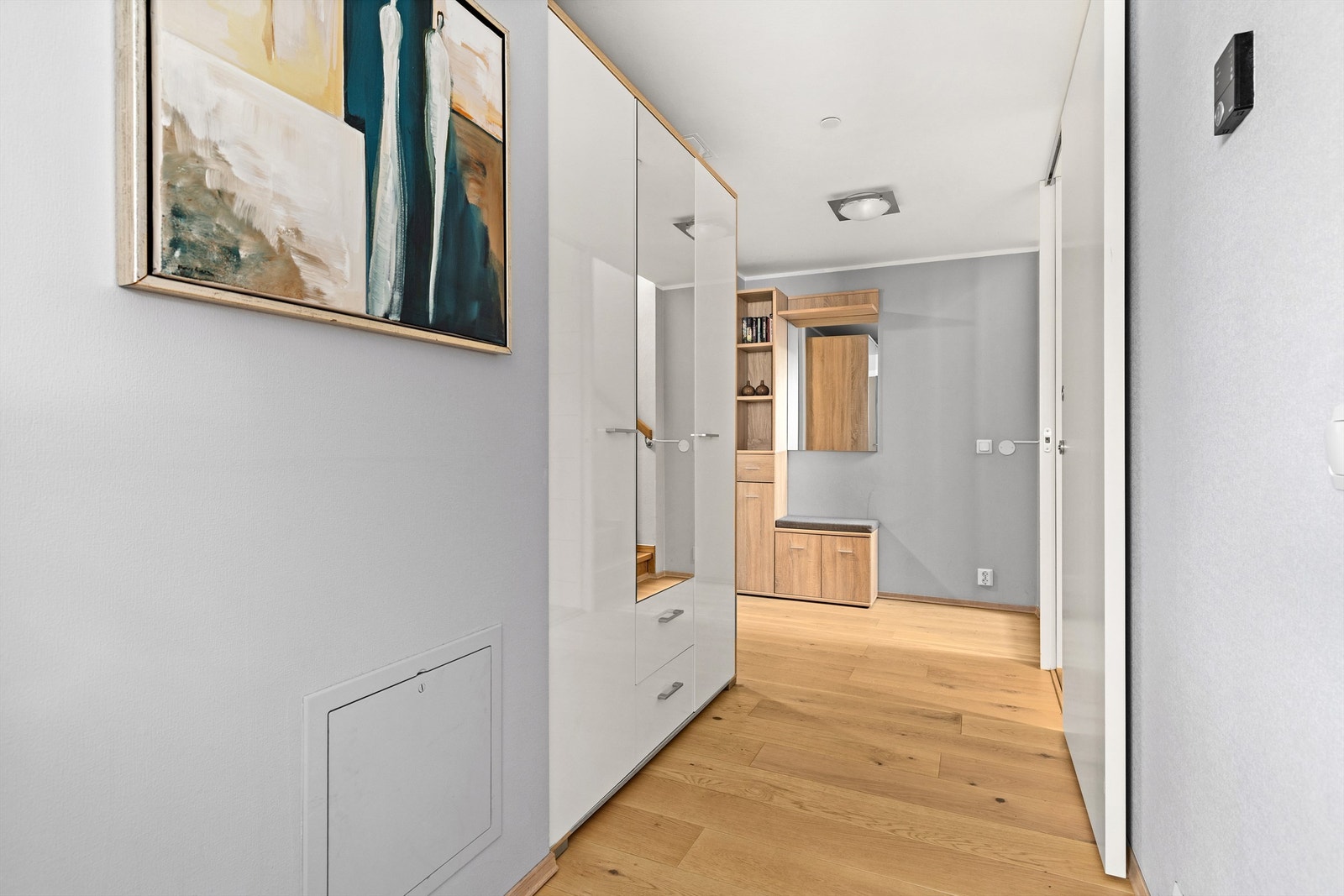 God plass til garderobeløsninger i den nedre entreen. Galleribilde