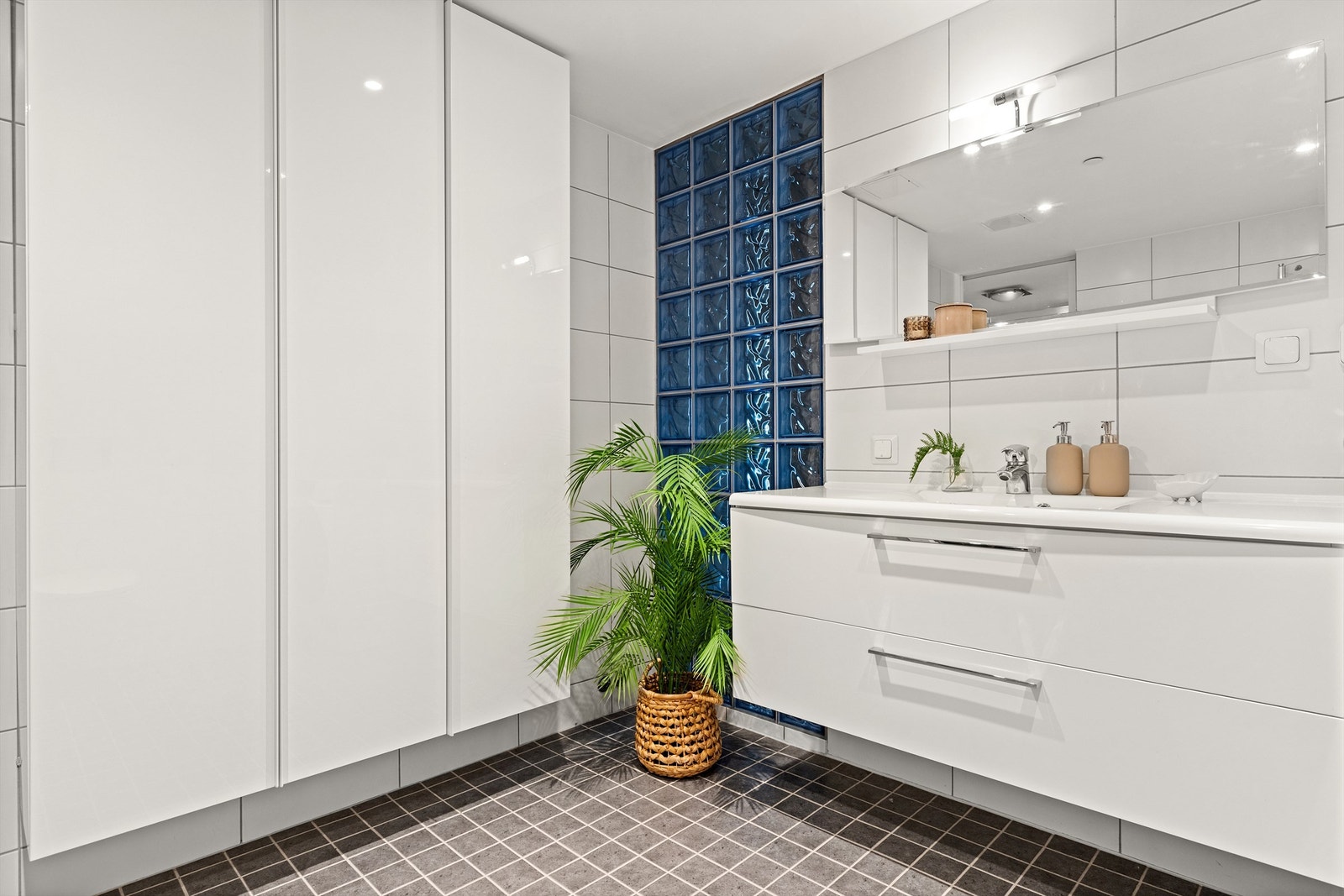 Rikelig med oppbevaringsplass i baderomsinnredning og høyskap. Galleribilde